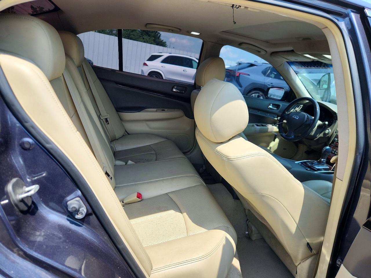 2011 INFINITI G37