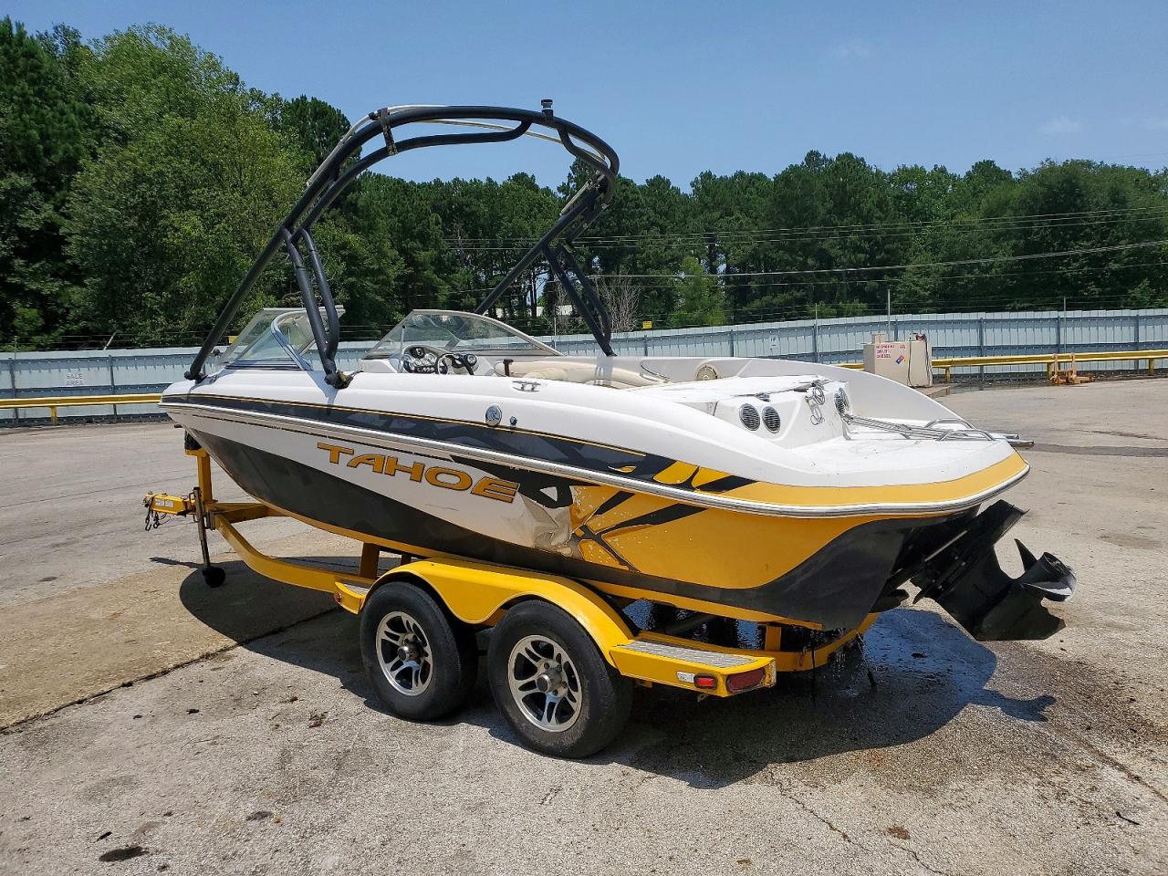 2010 TAHOE Boat