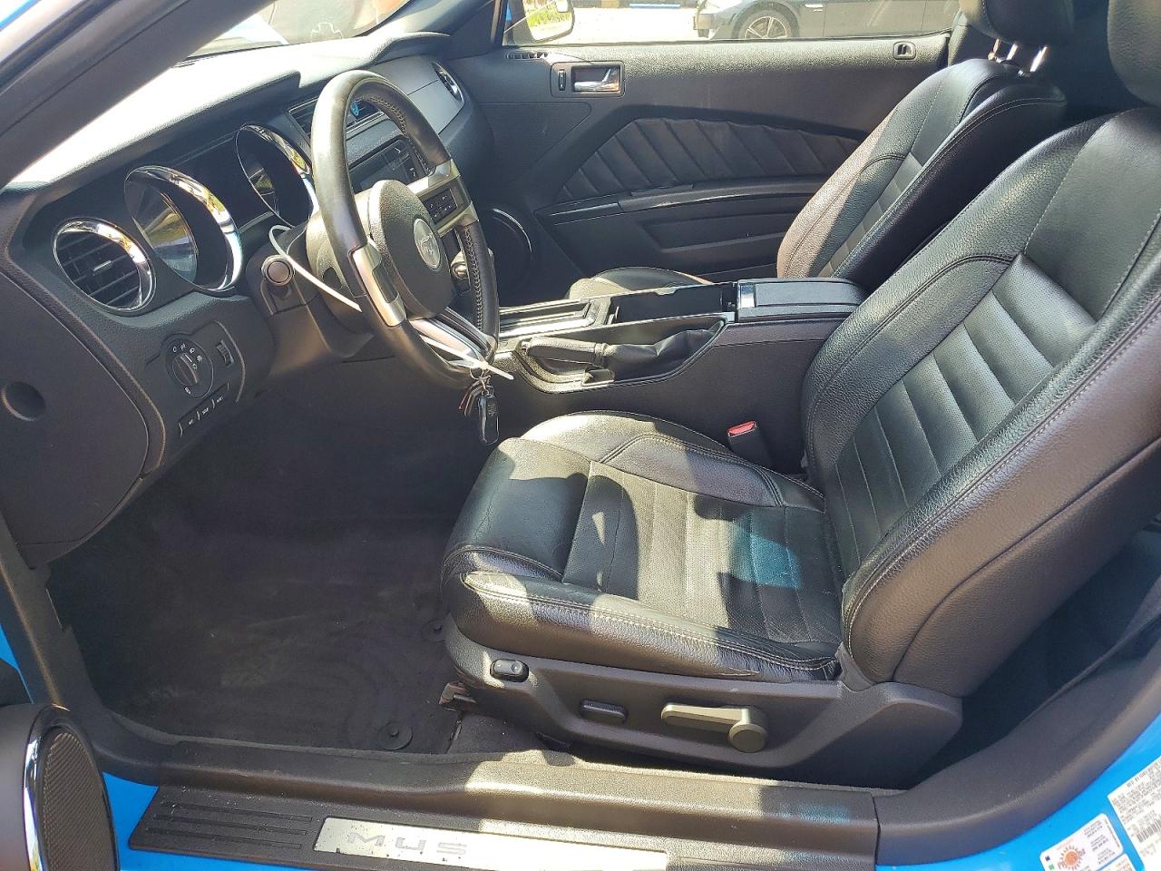 2025 FORD MUSTANG V6