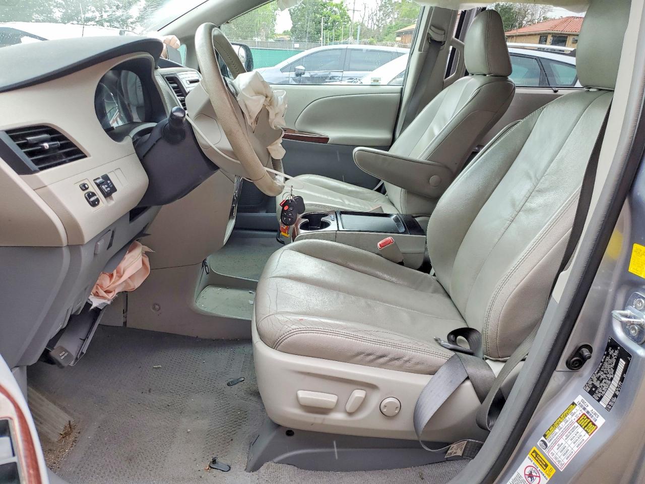 2011 TOYOTA SIENNA