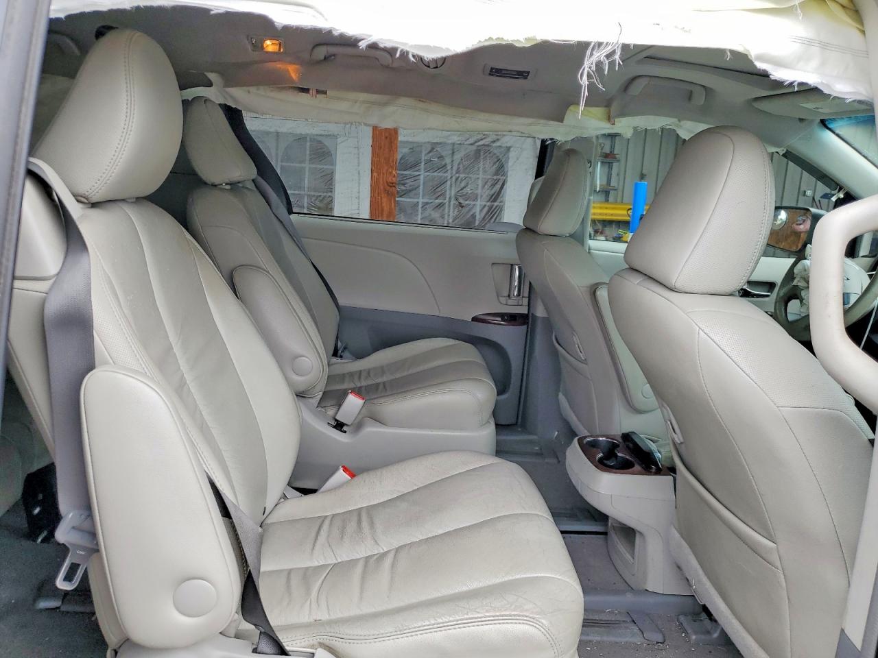 2011 TOYOTA SIENNA