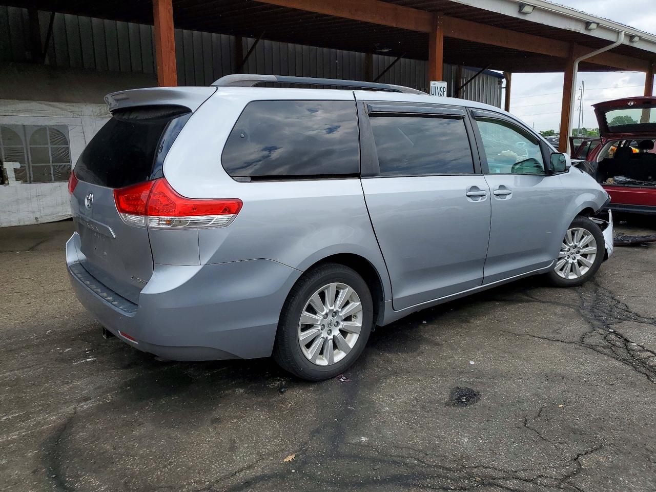 2011 TOYOTA SIENNA