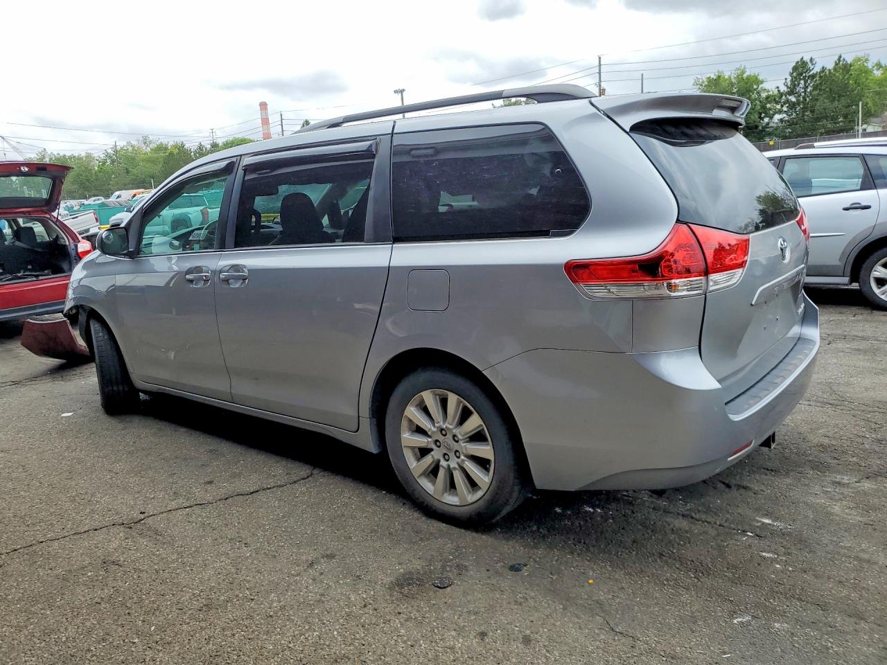 2011 TOYOTA SIENNA