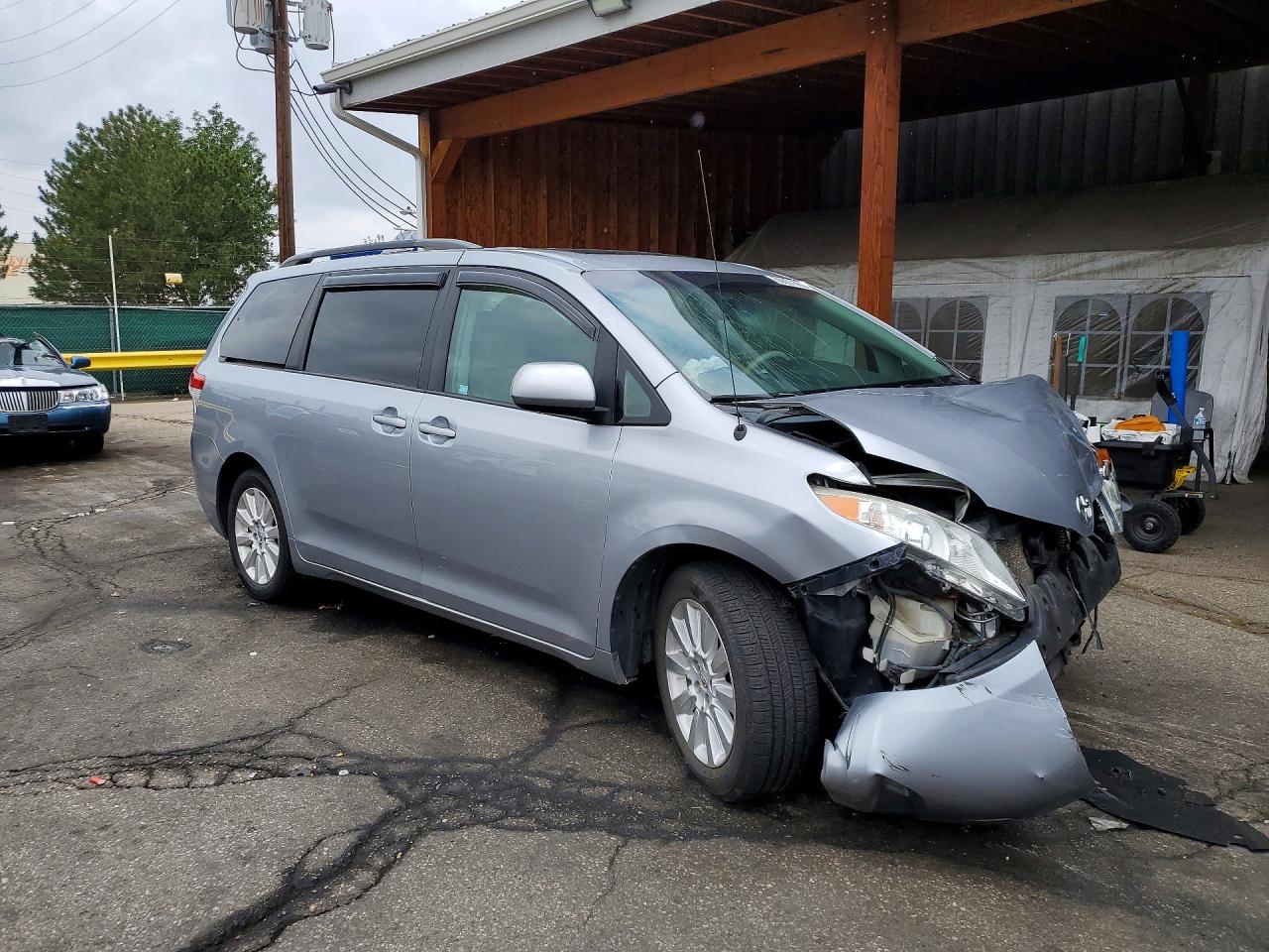 2011 TOYOTA SIENNA