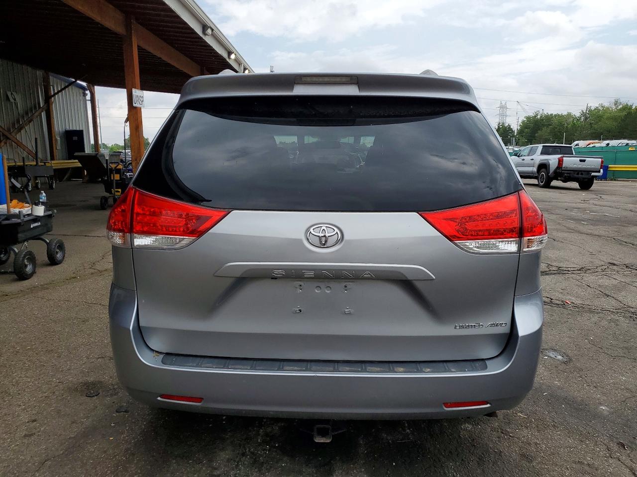 2011 TOYOTA SIENNA