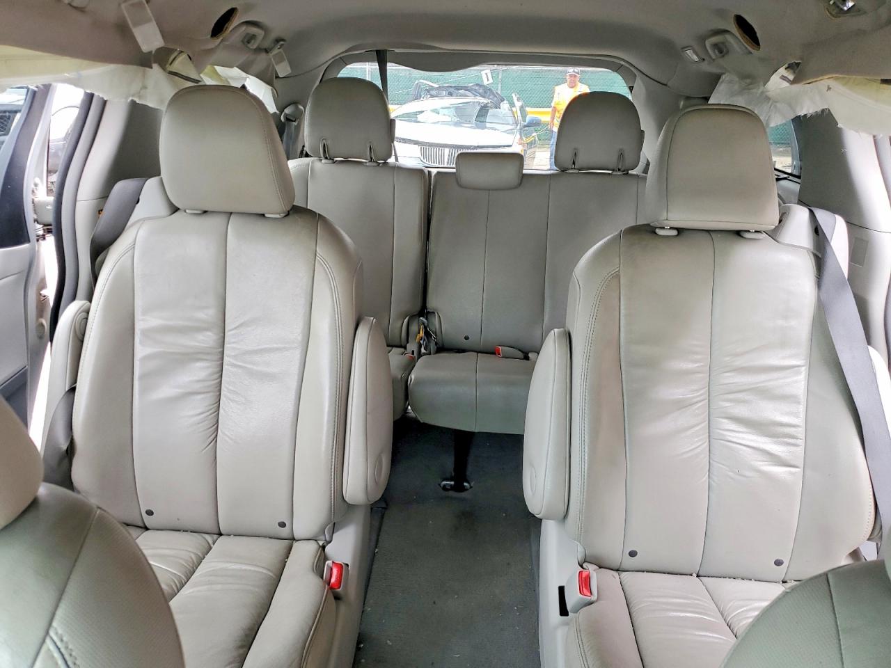 2011 TOYOTA SIENNA