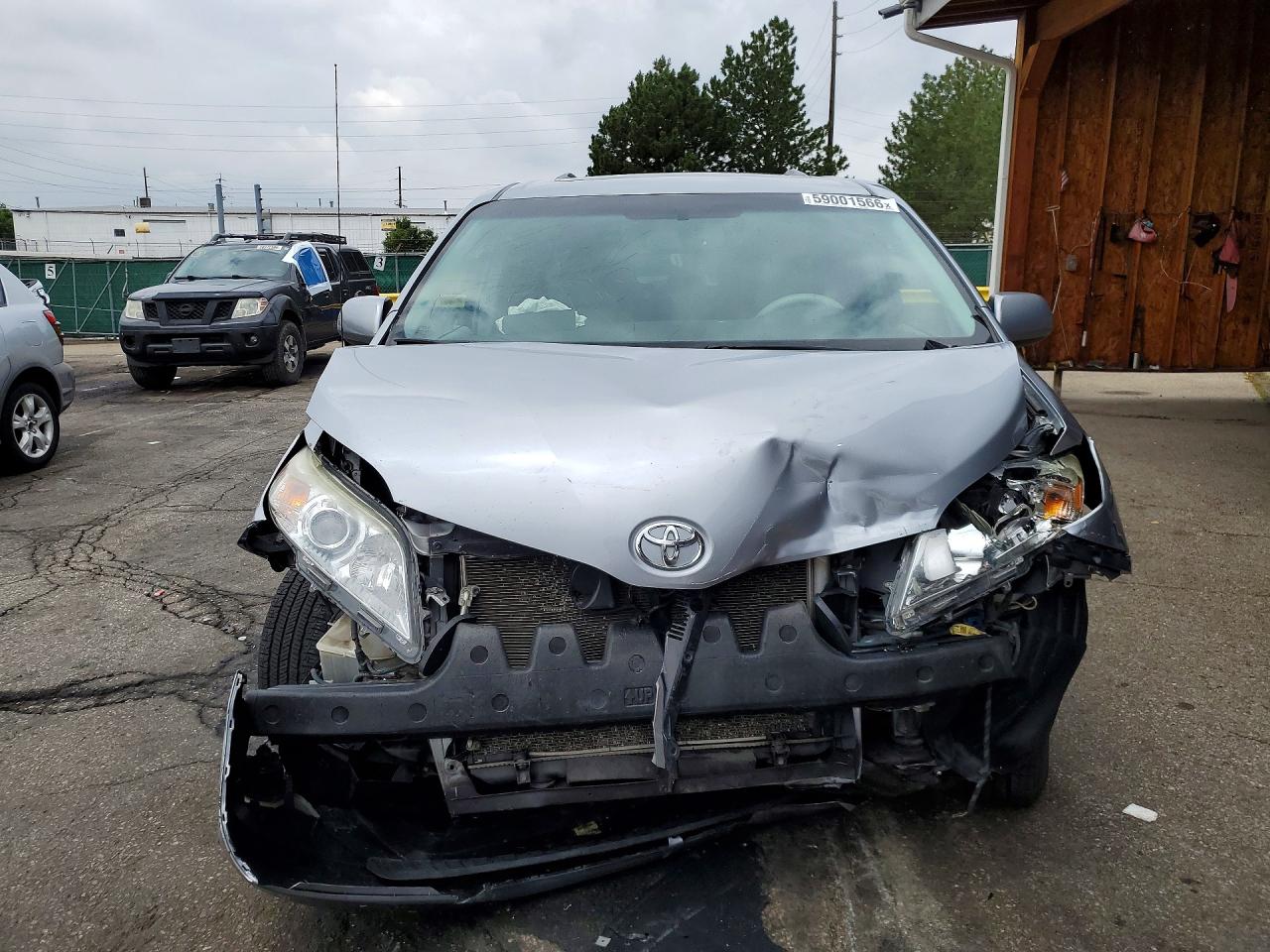 2011 TOYOTA SIENNA
