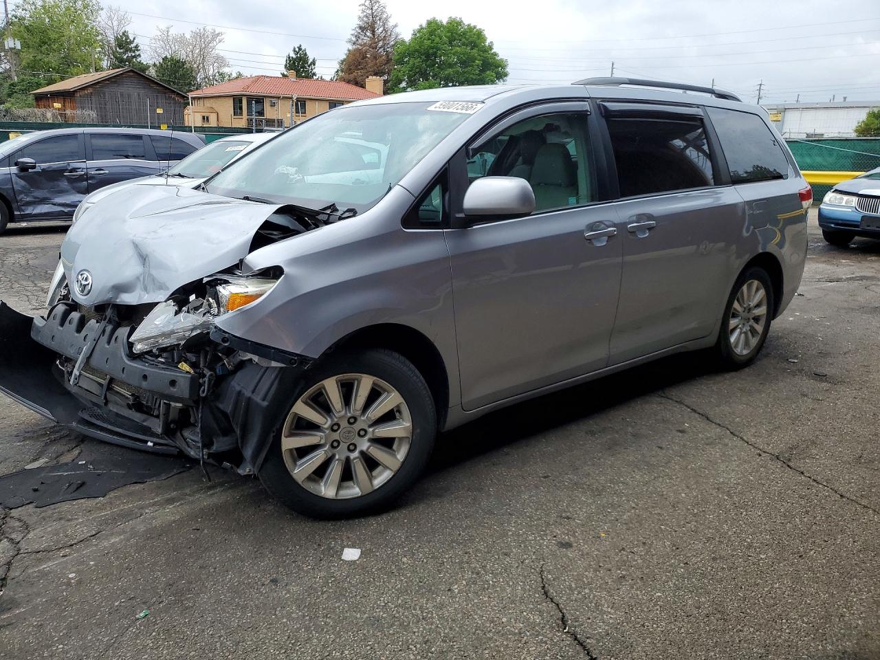 2011 TOYOTA SIENNA