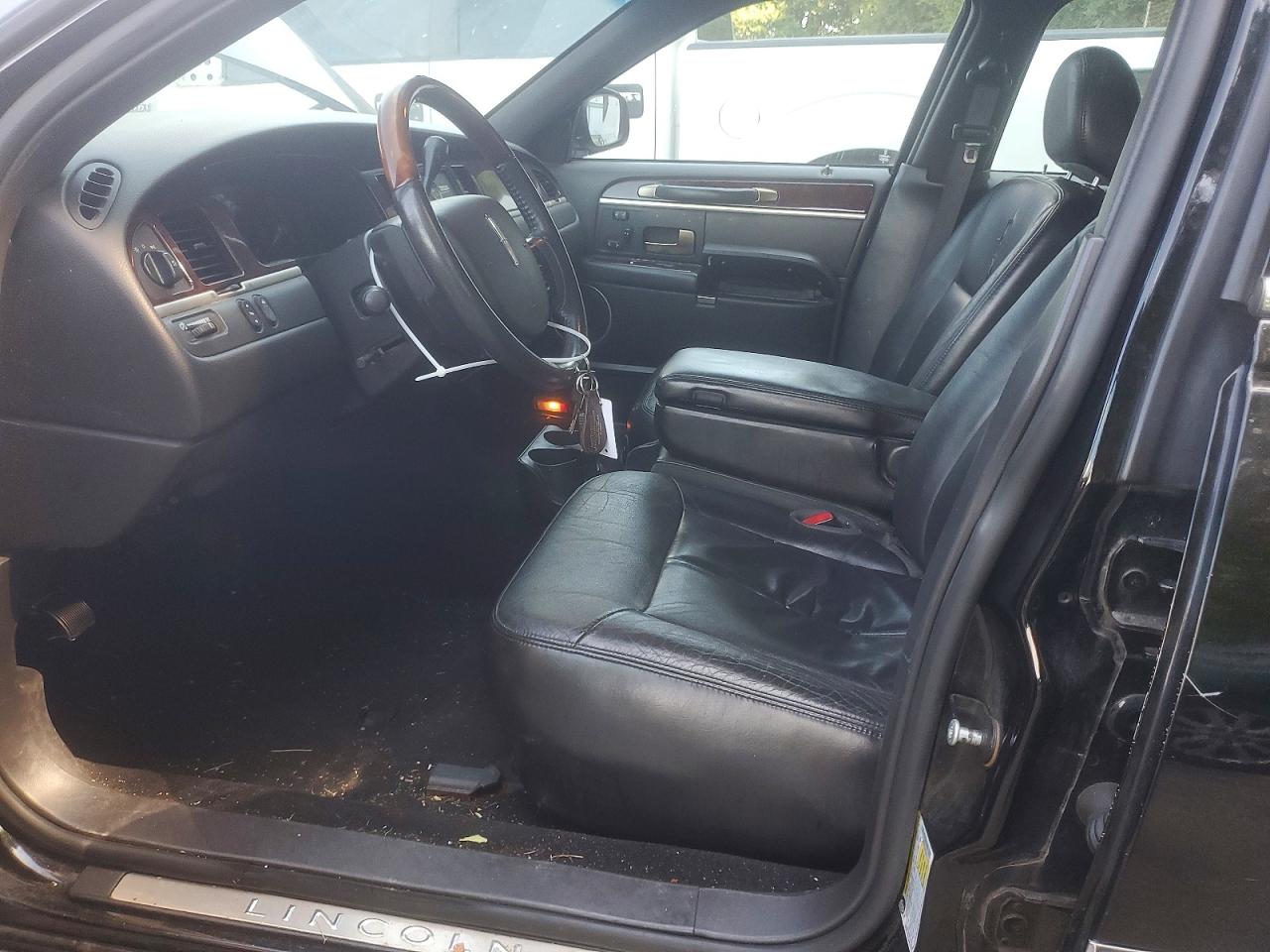 2009 LINCOLN TOWNCAR