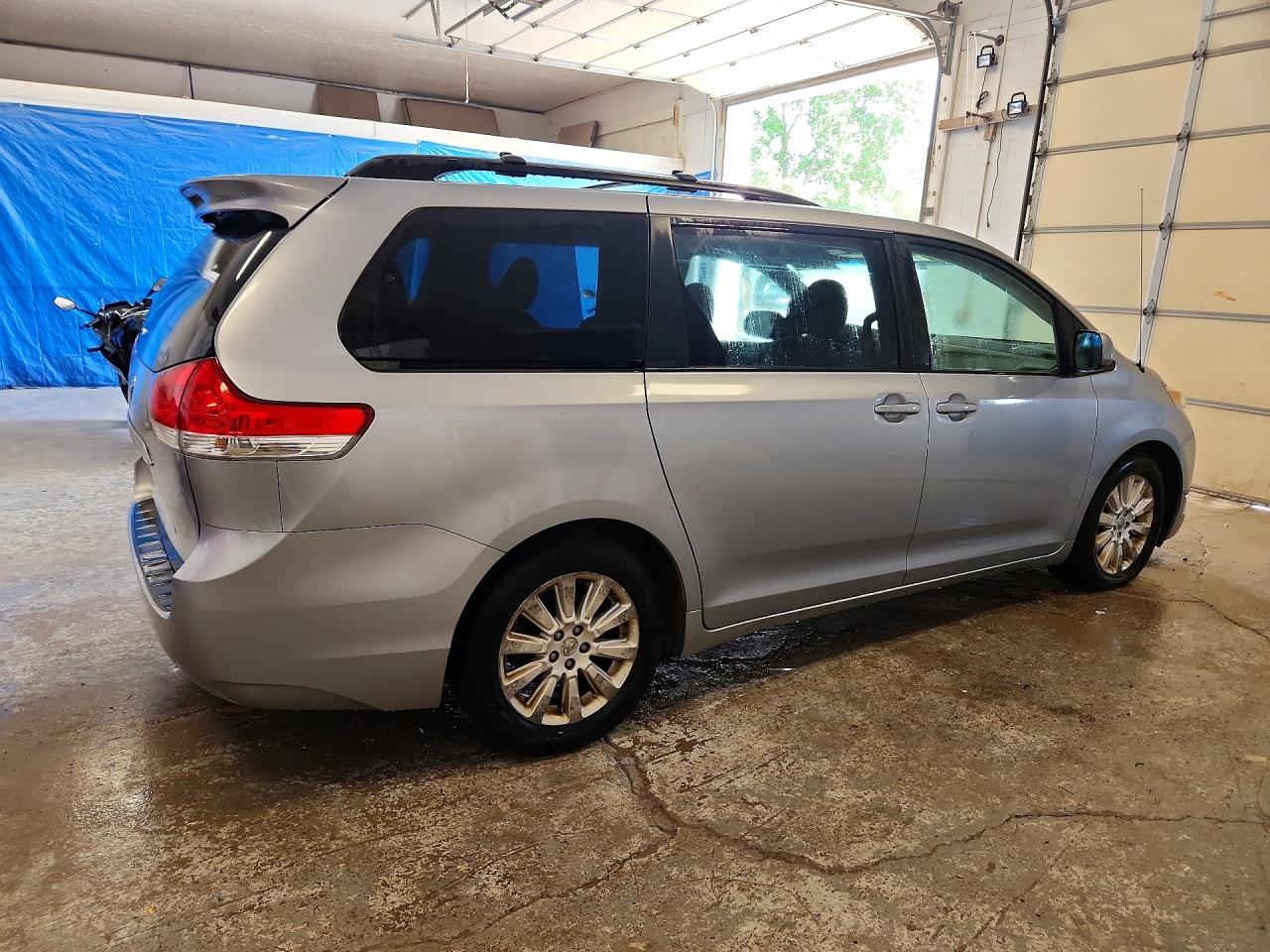 2012 TOYOTA SIENNA