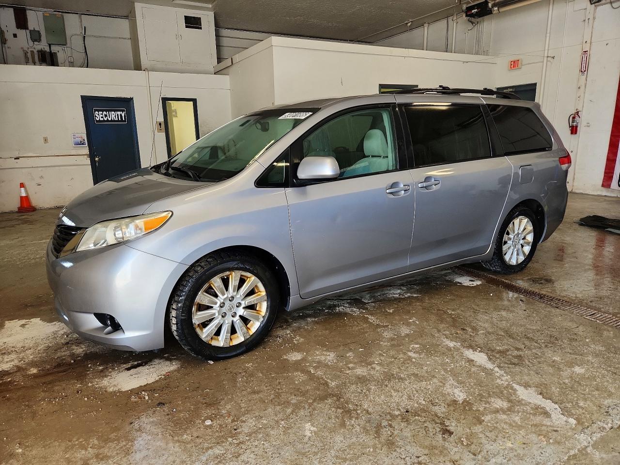 2012 TOYOTA SIENNA