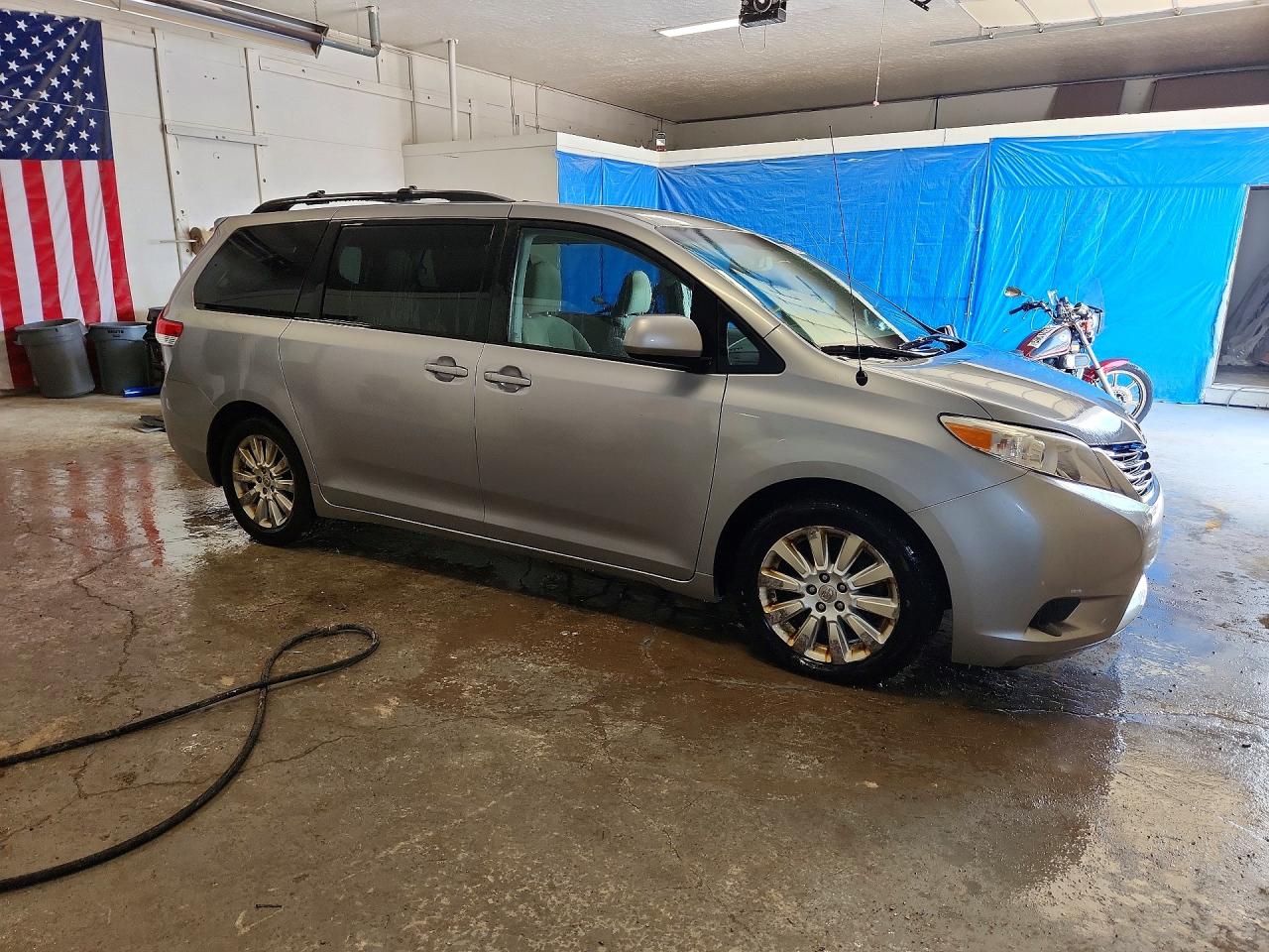 2012 TOYOTA SIENNA