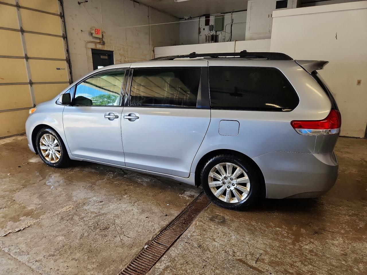 2012 TOYOTA SIENNA