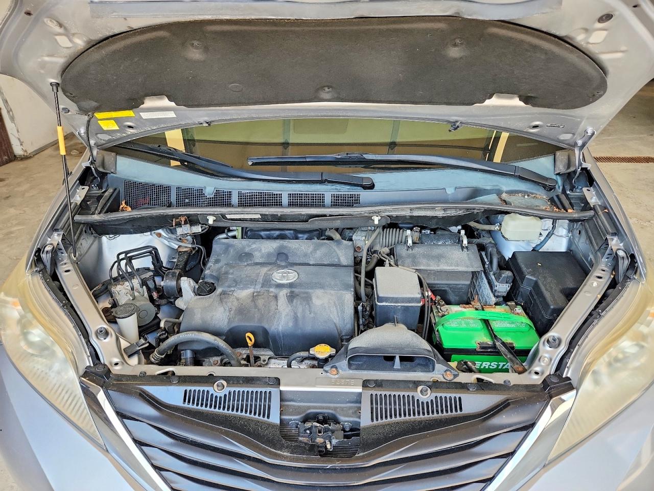 2012 TOYOTA SIENNA
