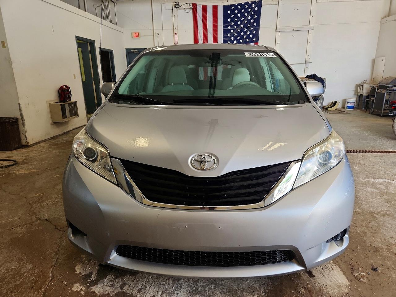 2012 TOYOTA SIENNA