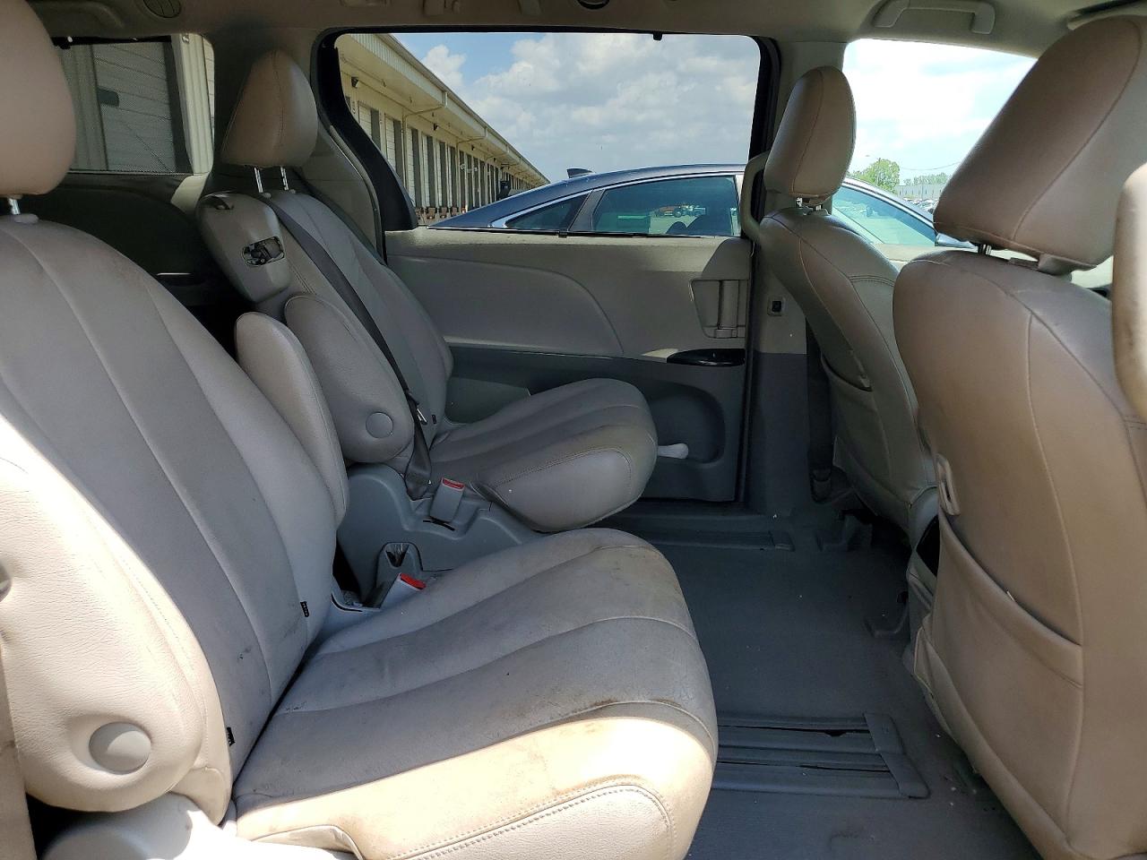 2011 TOYOTA SIENNA