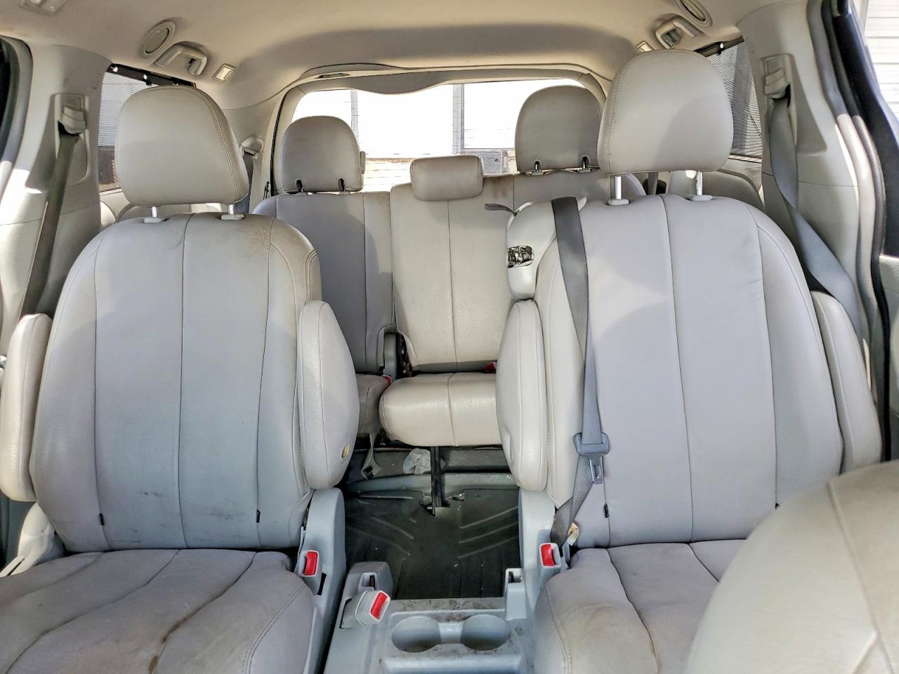 2011 TOYOTA SIENNA