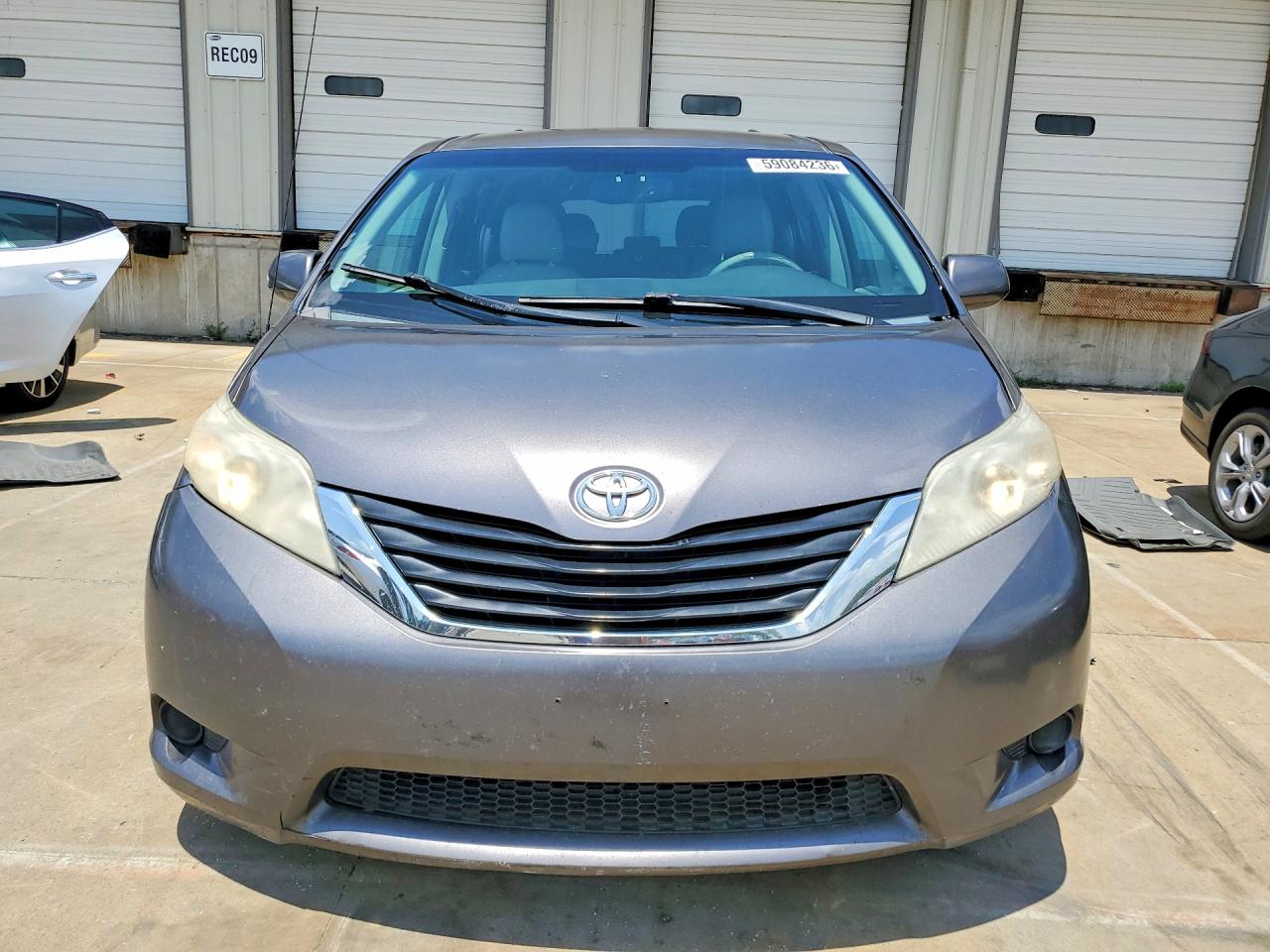 2011 TOYOTA SIENNA