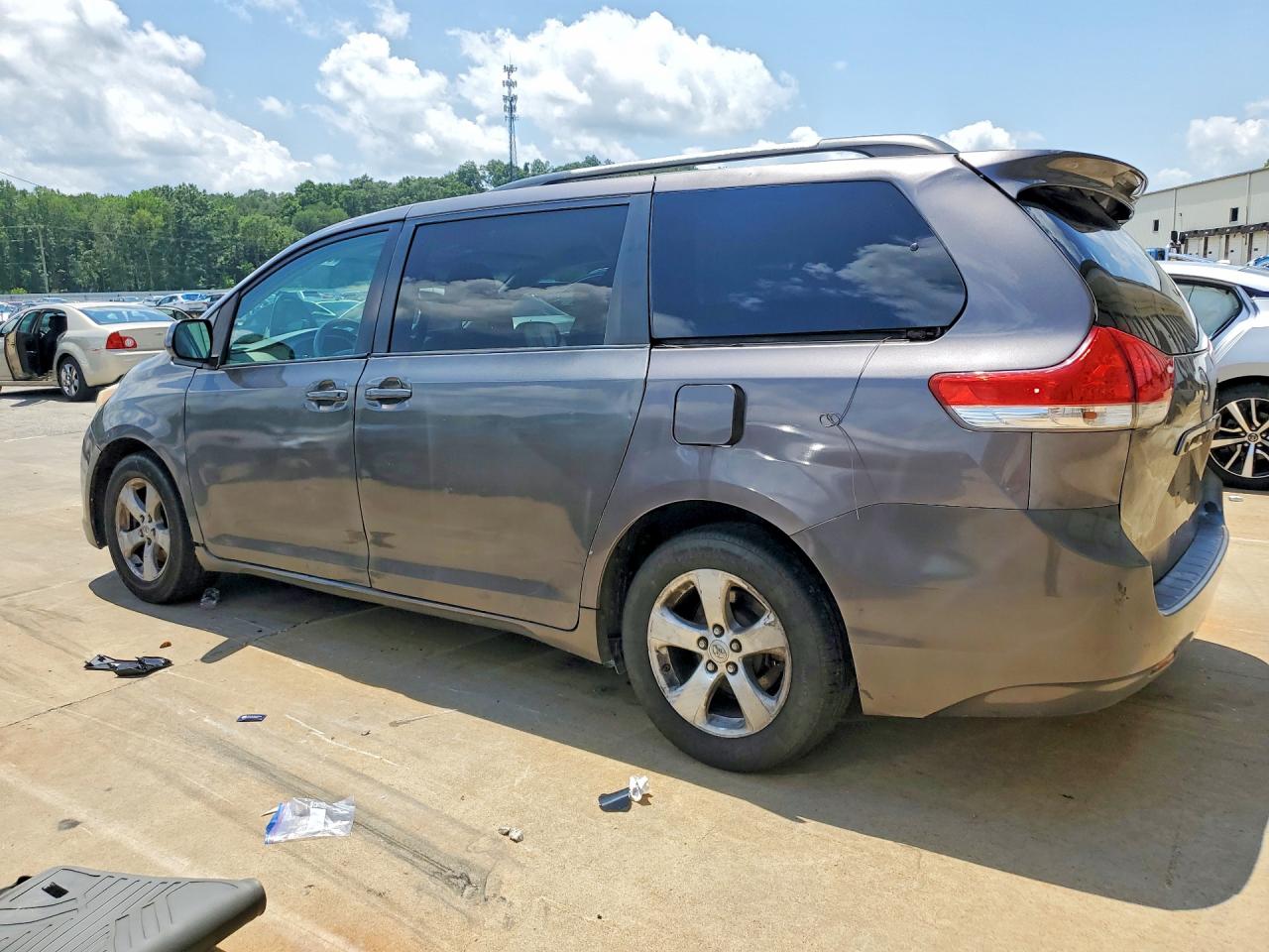 2011 TOYOTA SIENNA