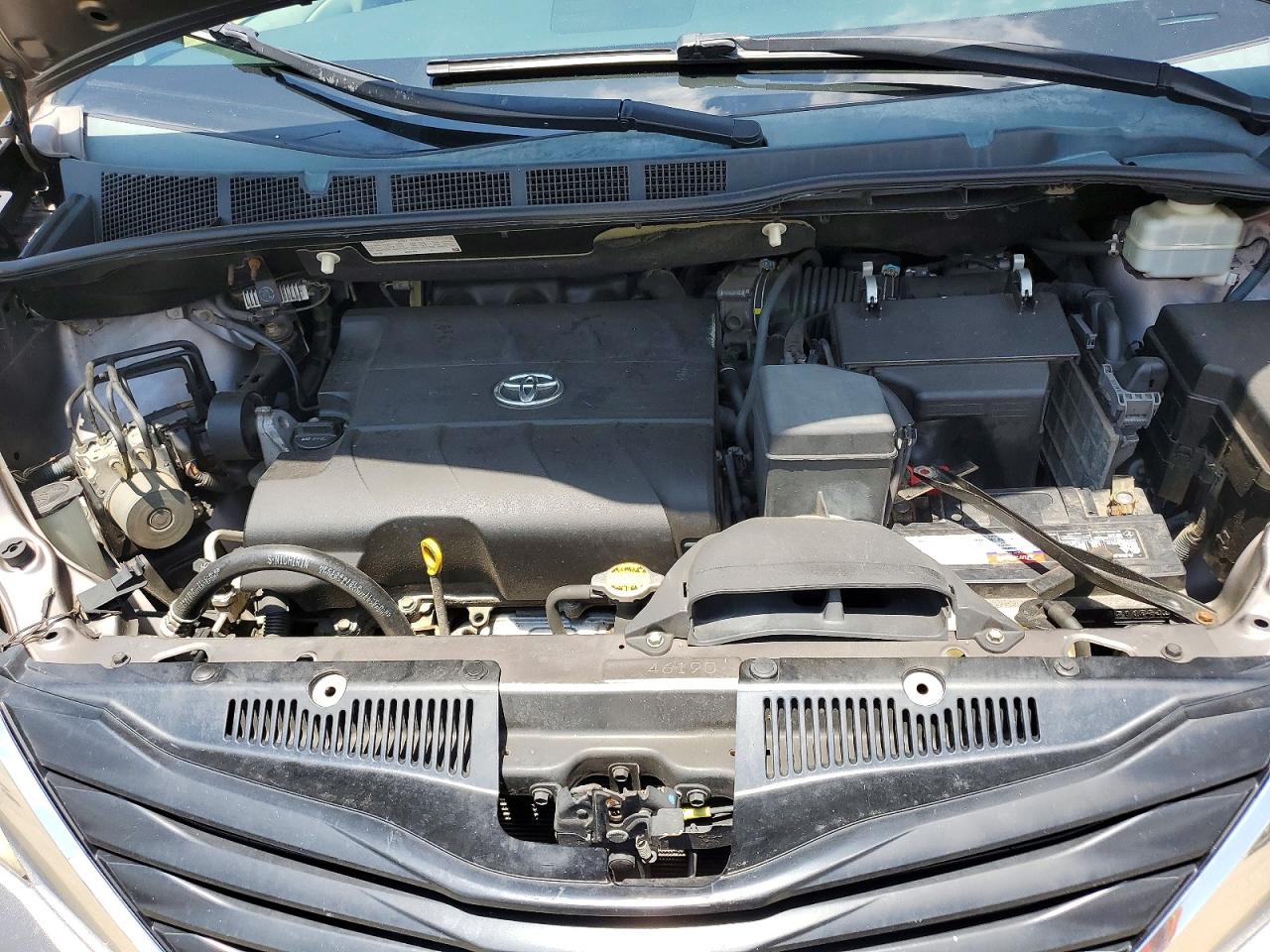 2011 TOYOTA SIENNA