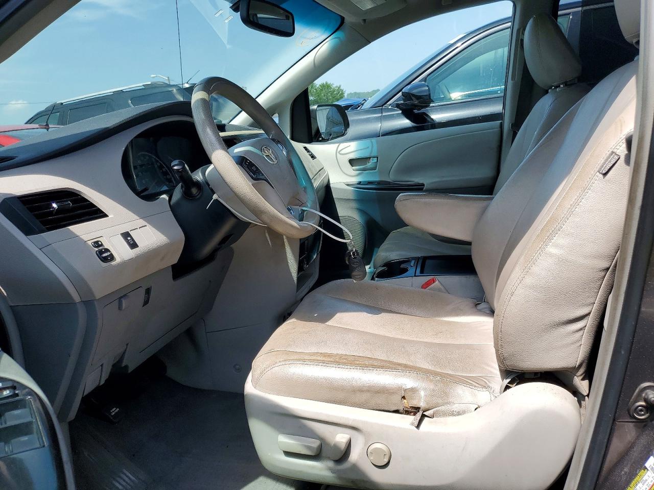 2011 TOYOTA SIENNA