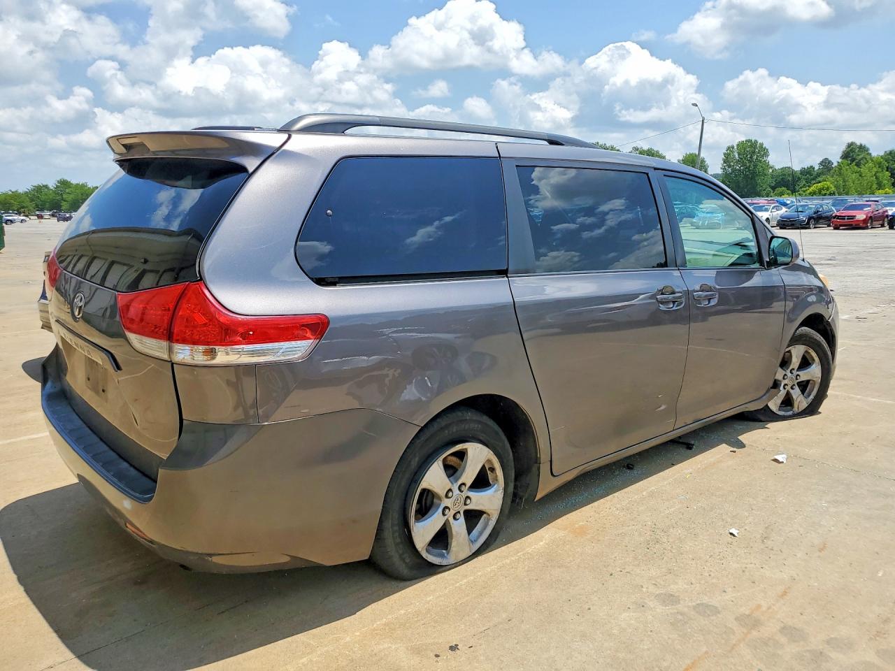 2011 TOYOTA SIENNA