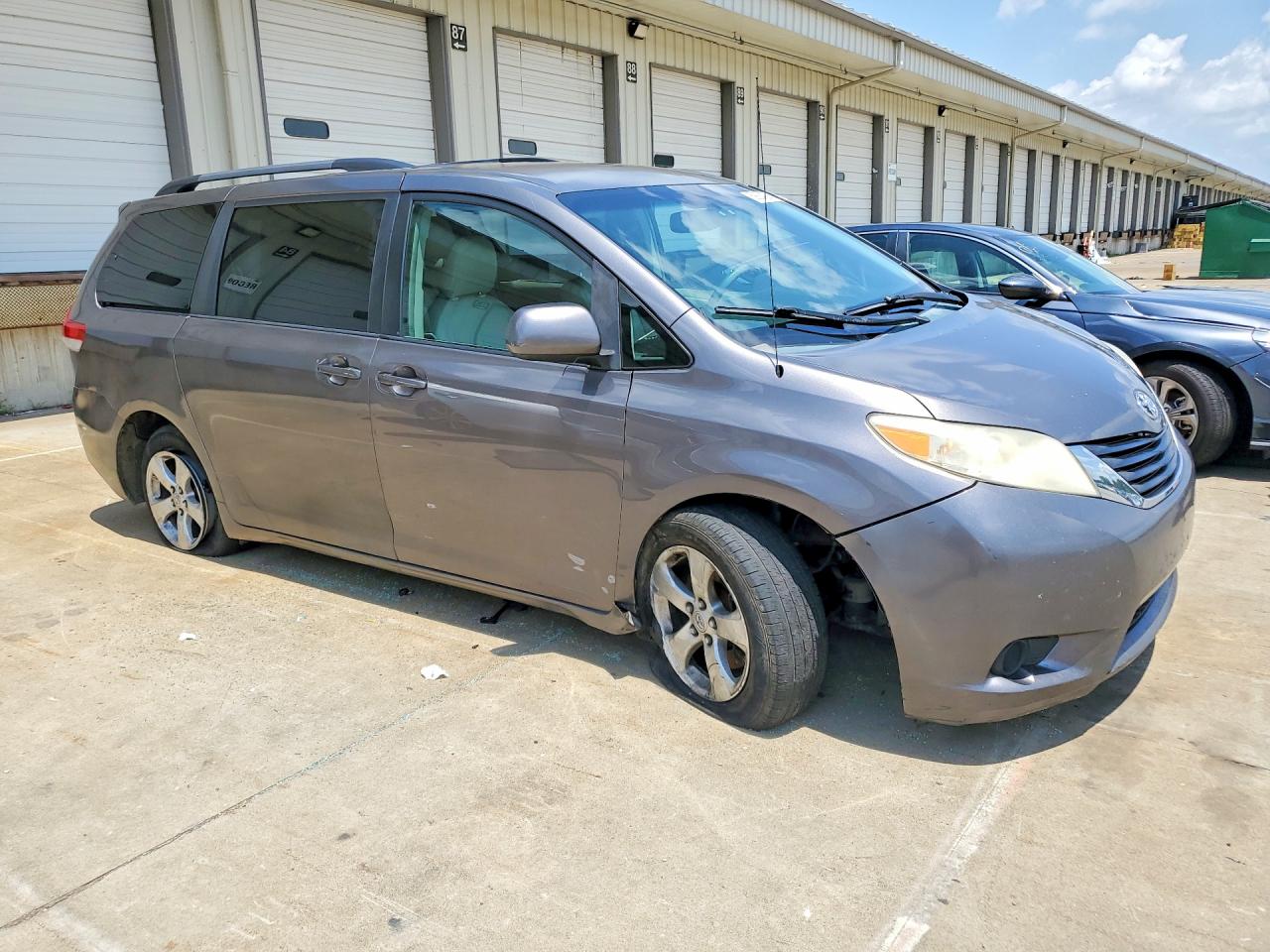 2011 TOYOTA SIENNA