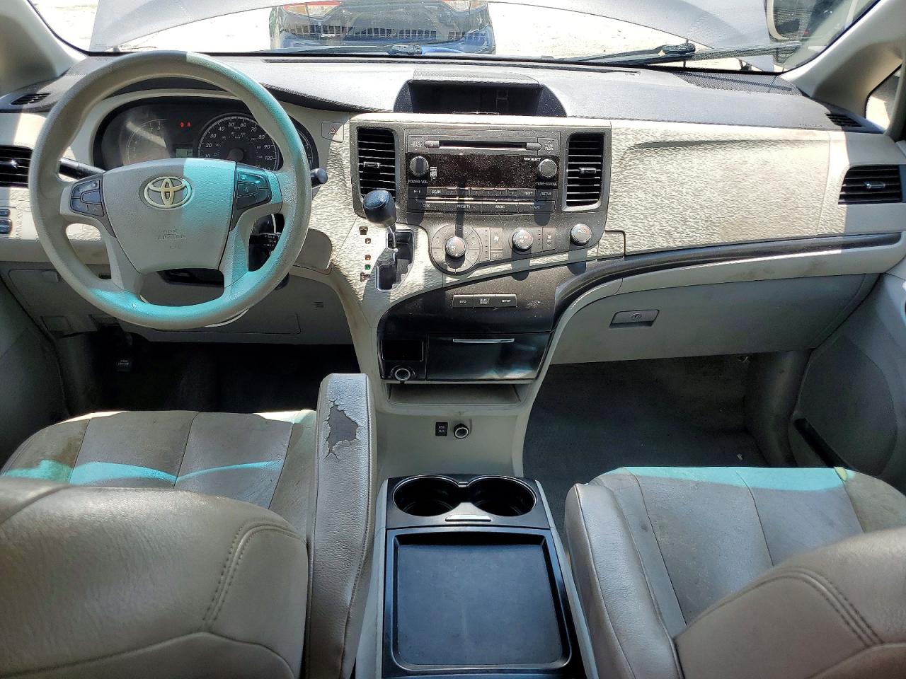 2011 TOYOTA SIENNA