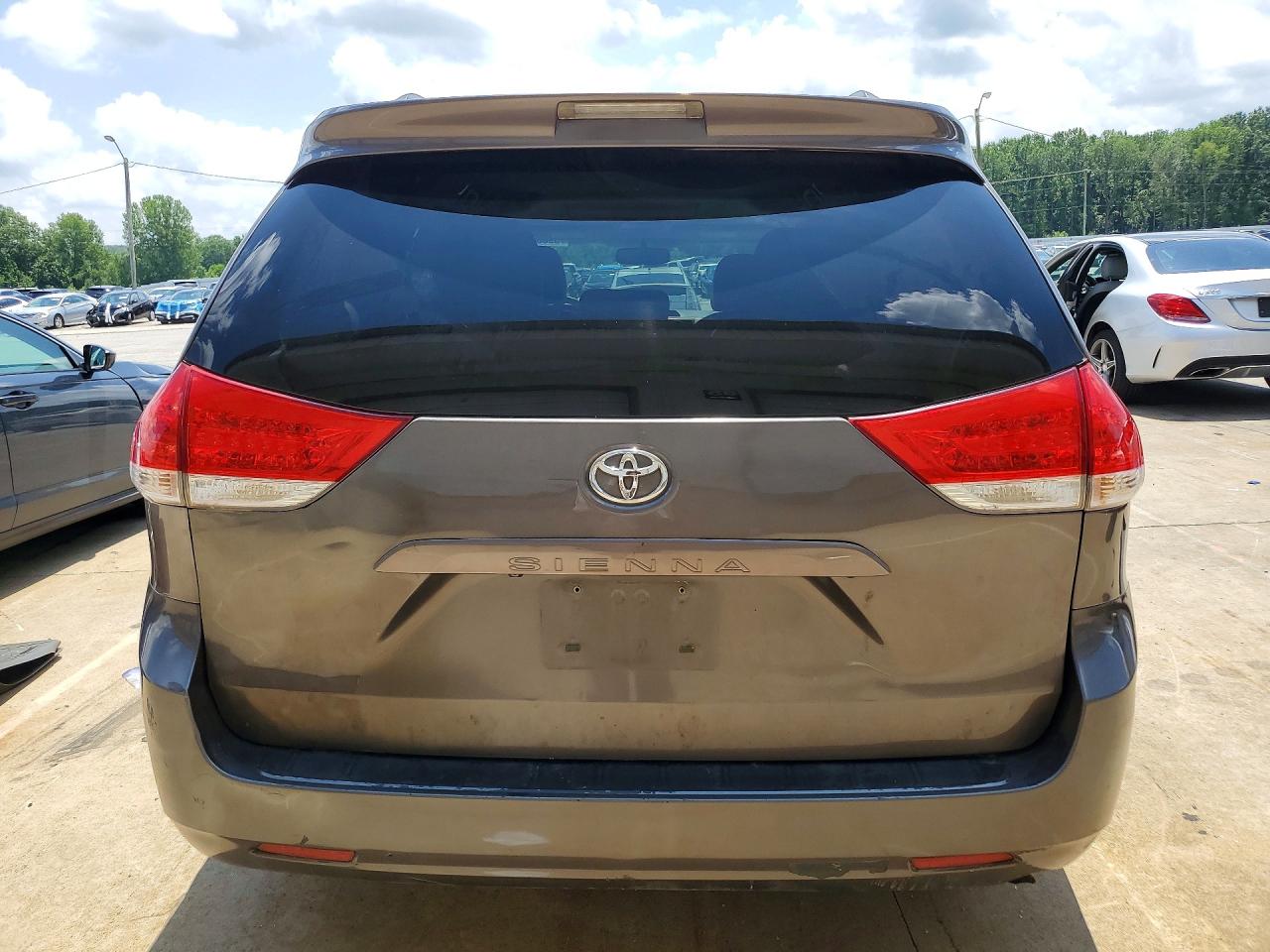 2011 TOYOTA SIENNA