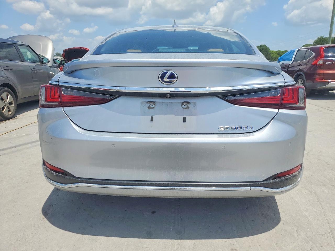 2022 LEXUS ES300