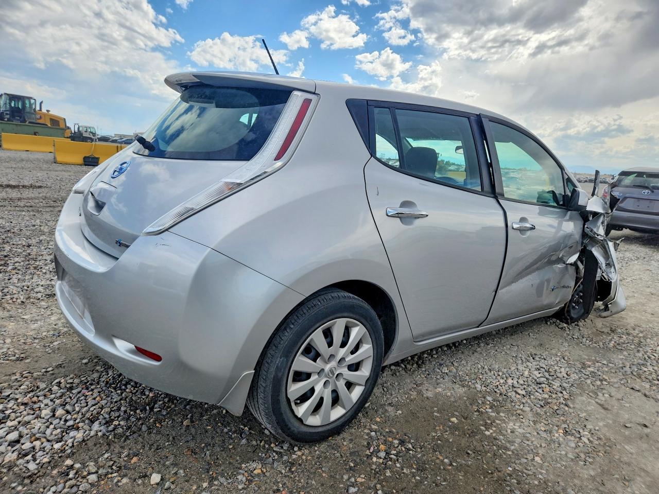 2015 NISSAN LEAF