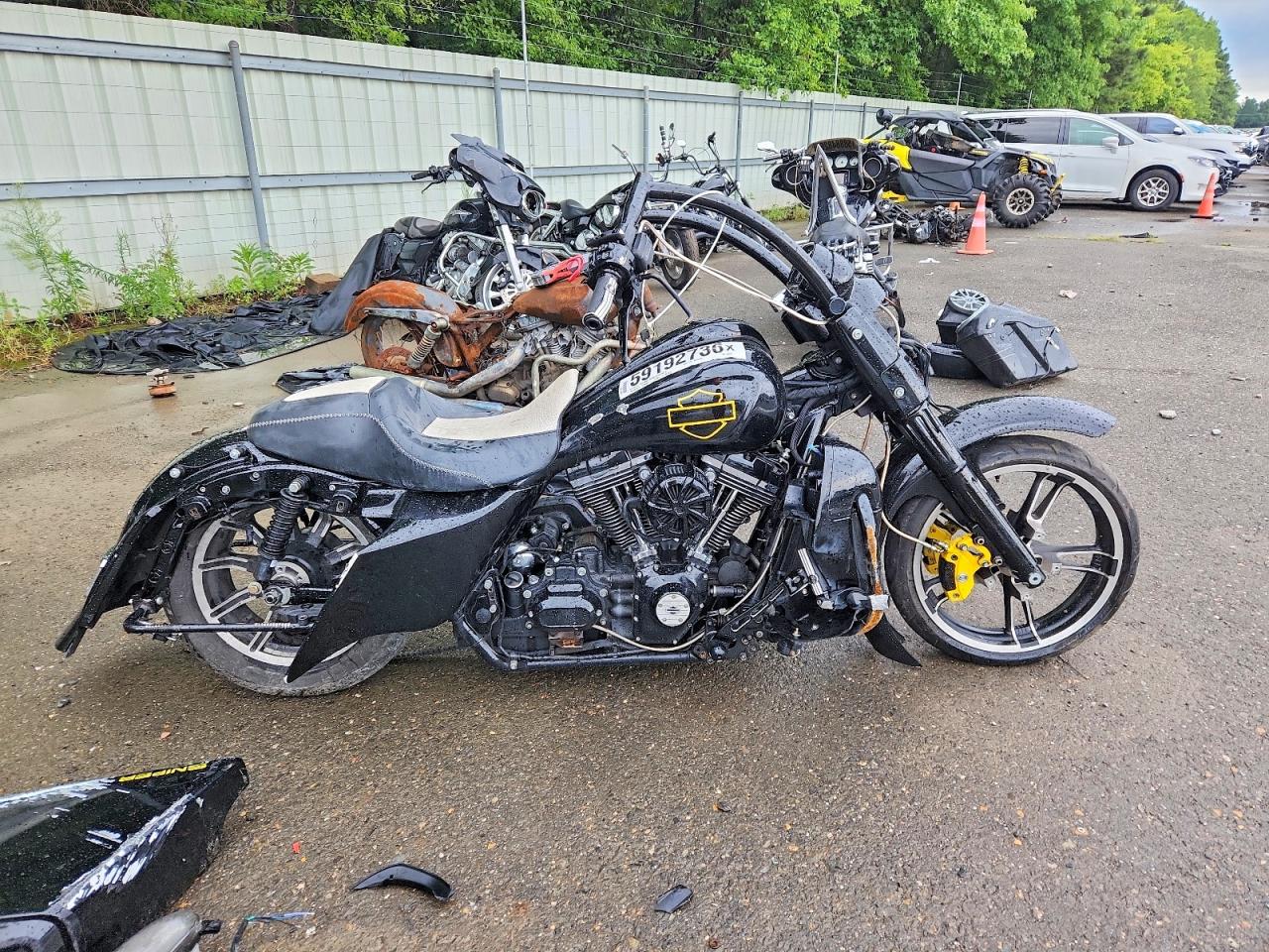 2016 HARLEY-DAVIDSON FL