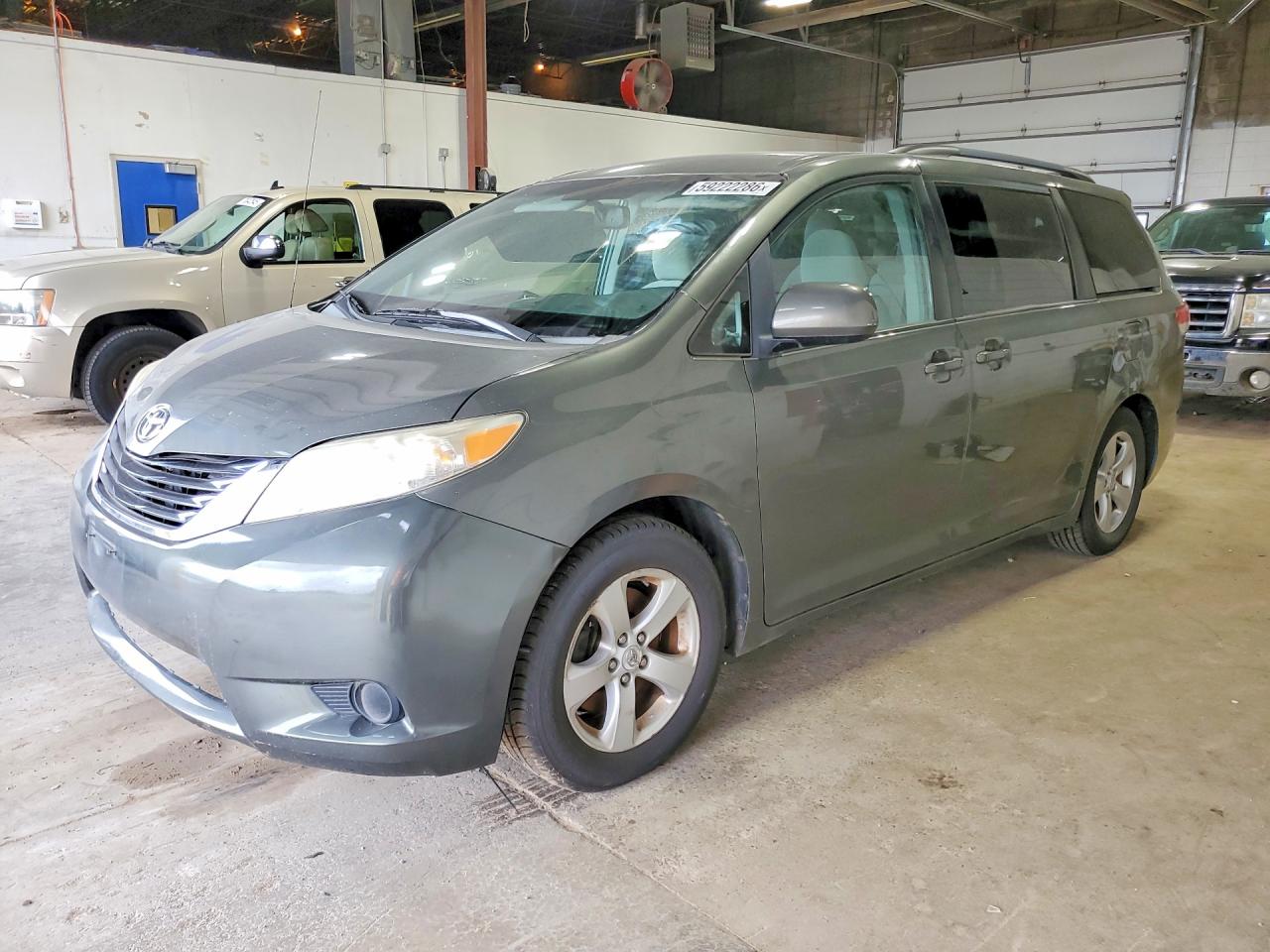 2012 TOYOTA SIENNA