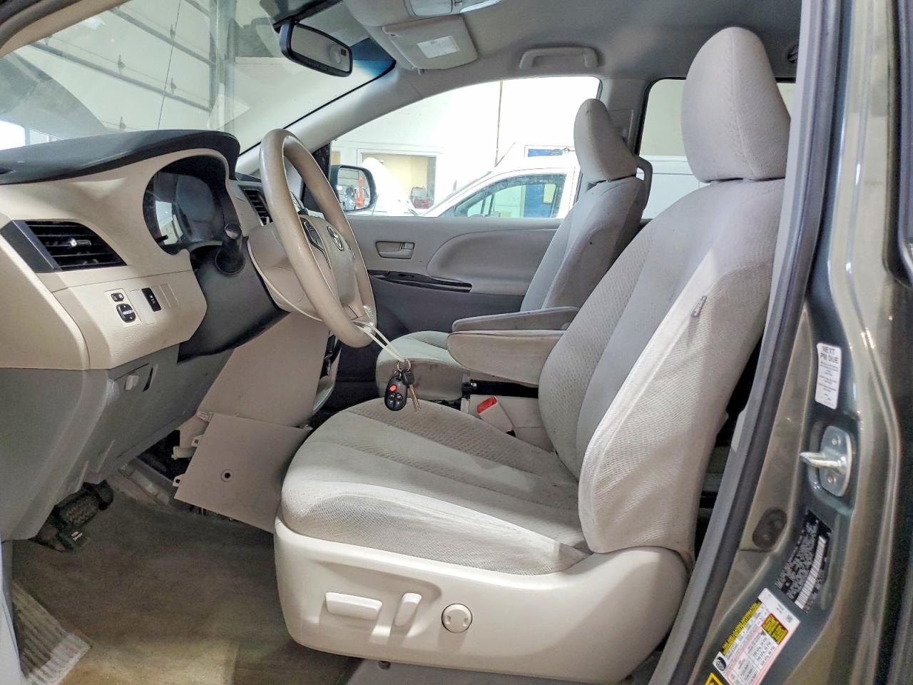 2012 TOYOTA SIENNA