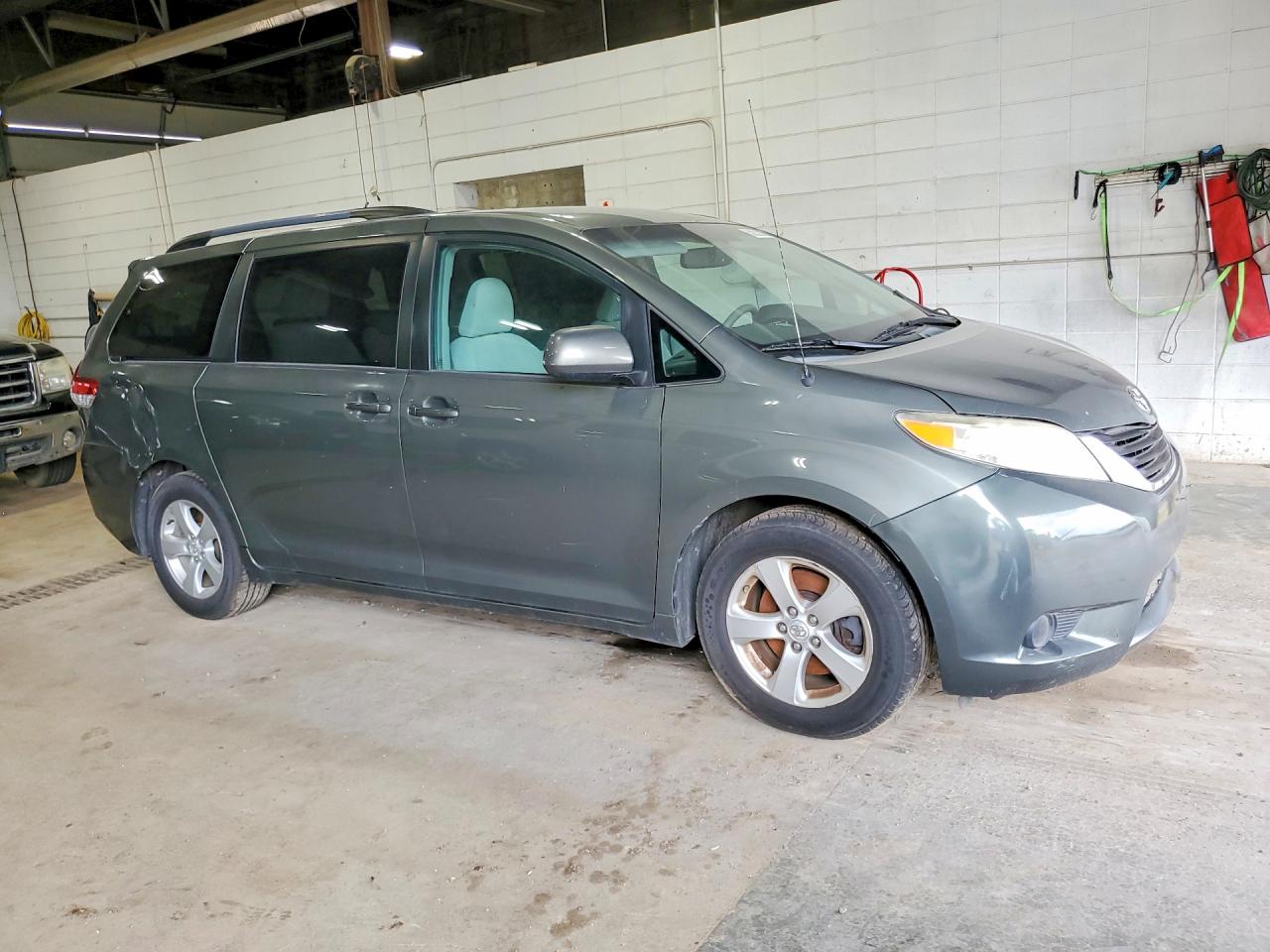 2012 TOYOTA SIENNA