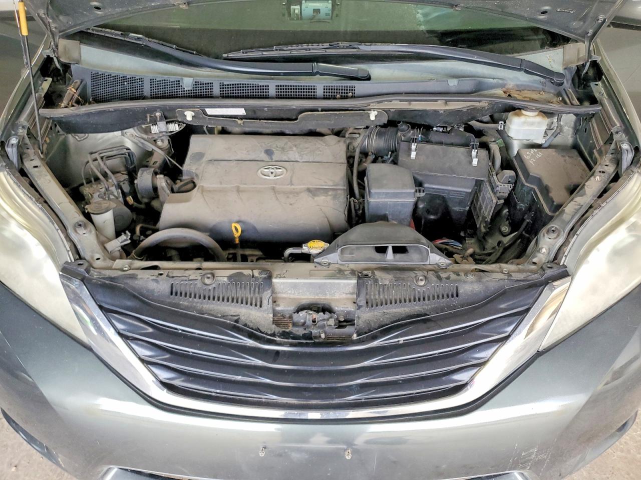 2012 TOYOTA SIENNA