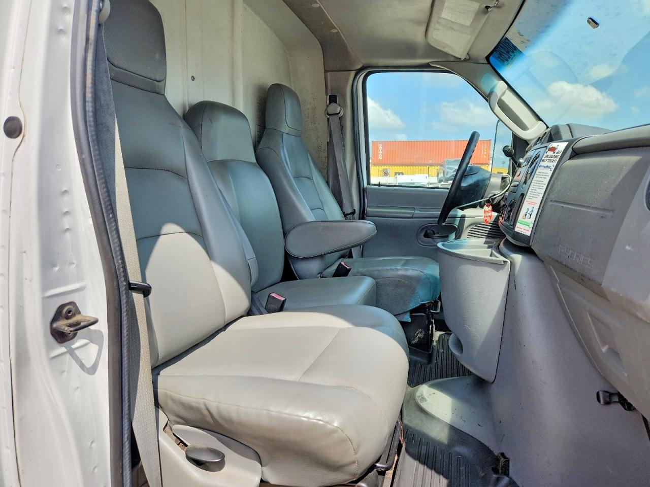 2011 FORD E 450
