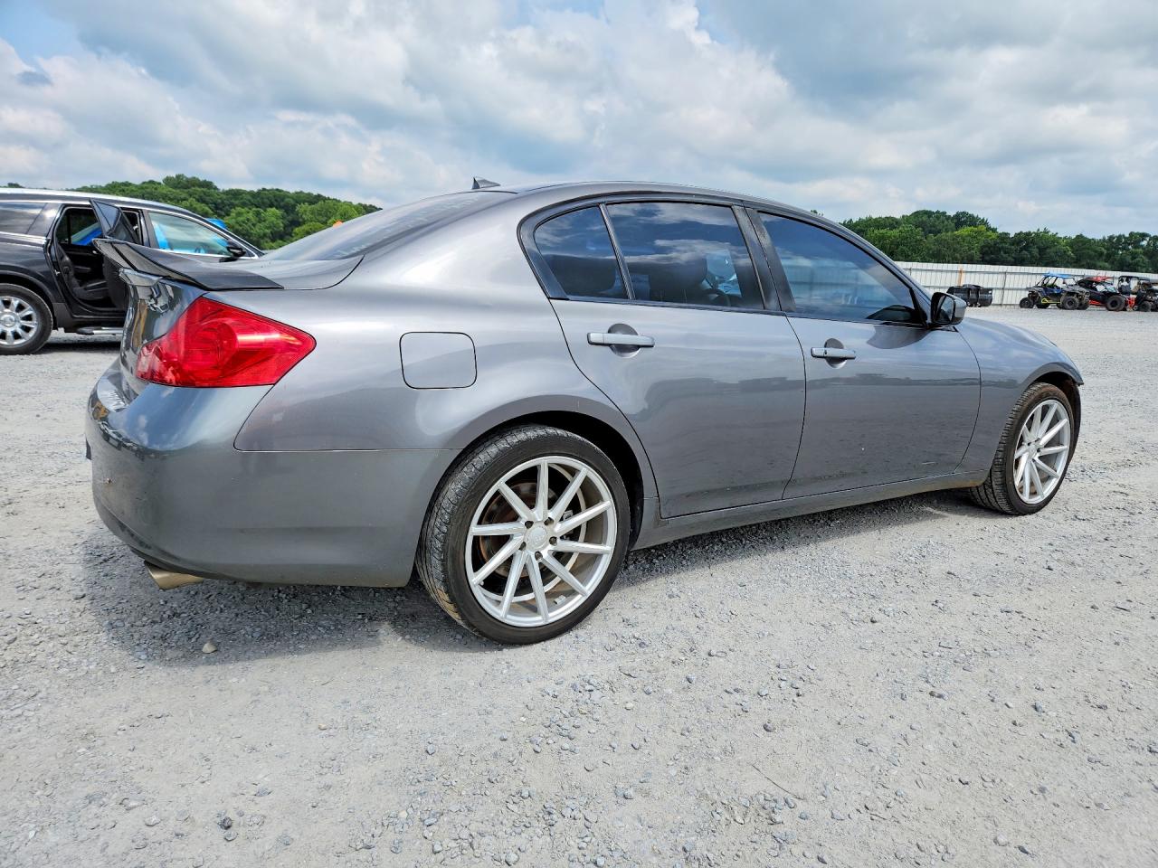 2011 INFINITI G37