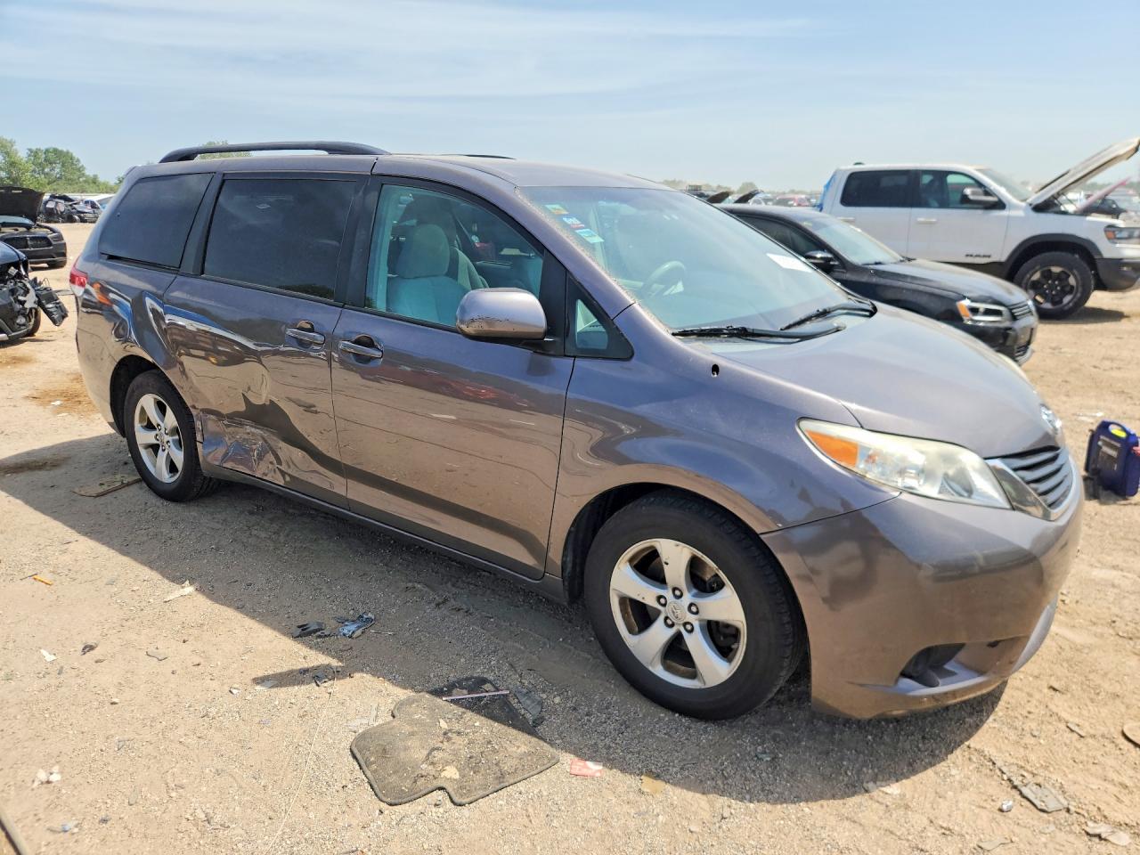 2011 TOYOTA SIENNA