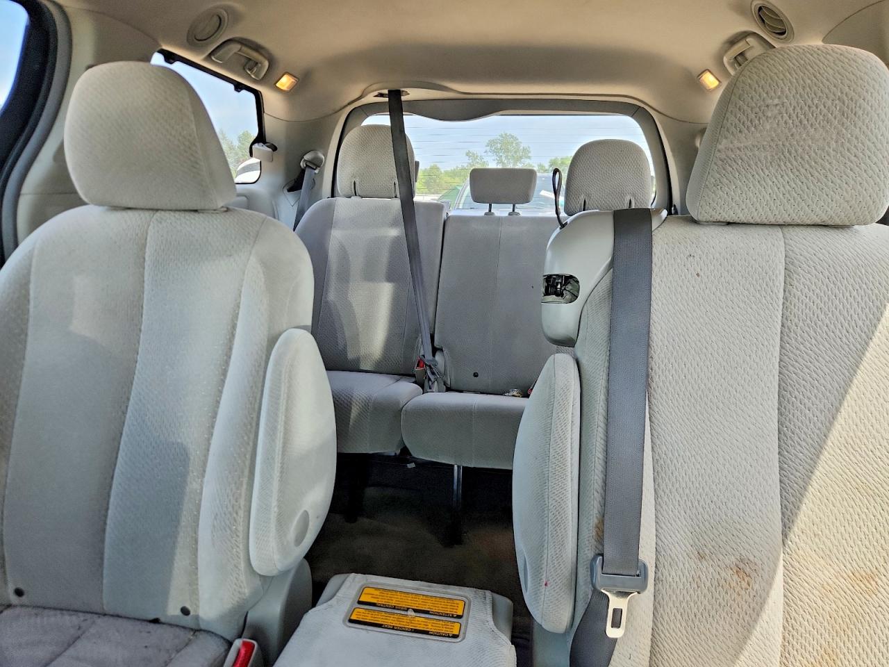2011 TOYOTA SIENNA