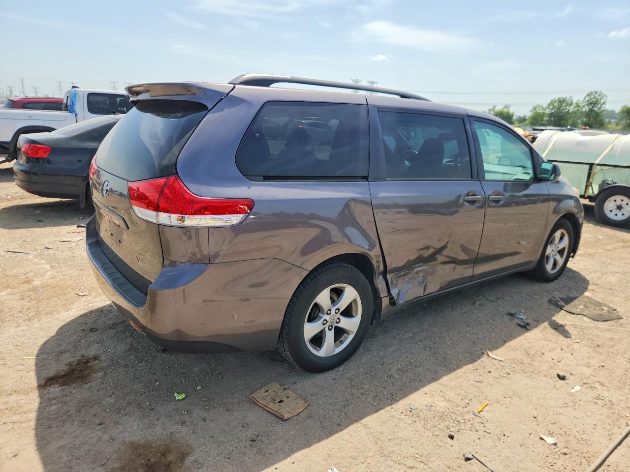 2011 TOYOTA SIENNA