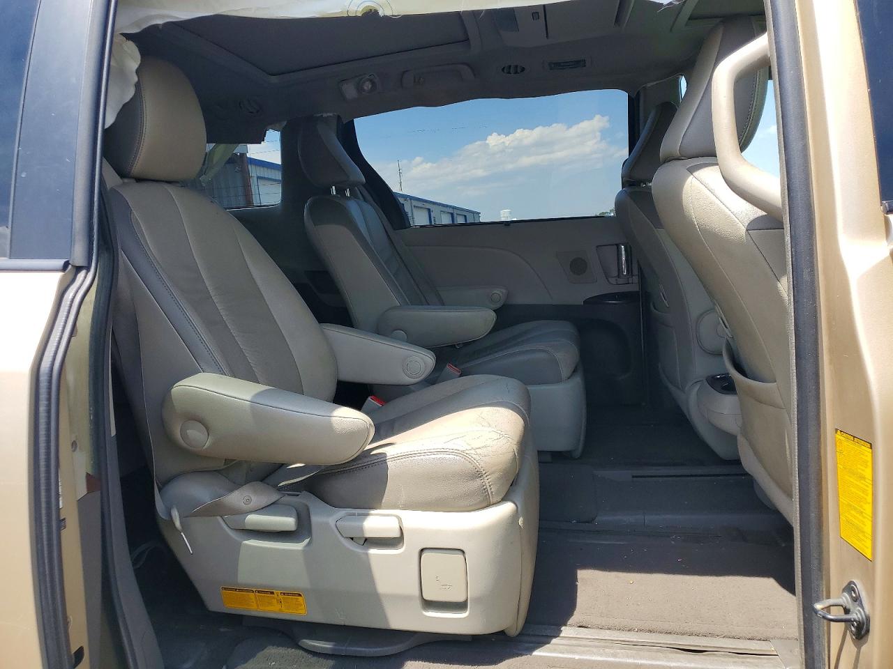 2011 TOYOTA SIENNA