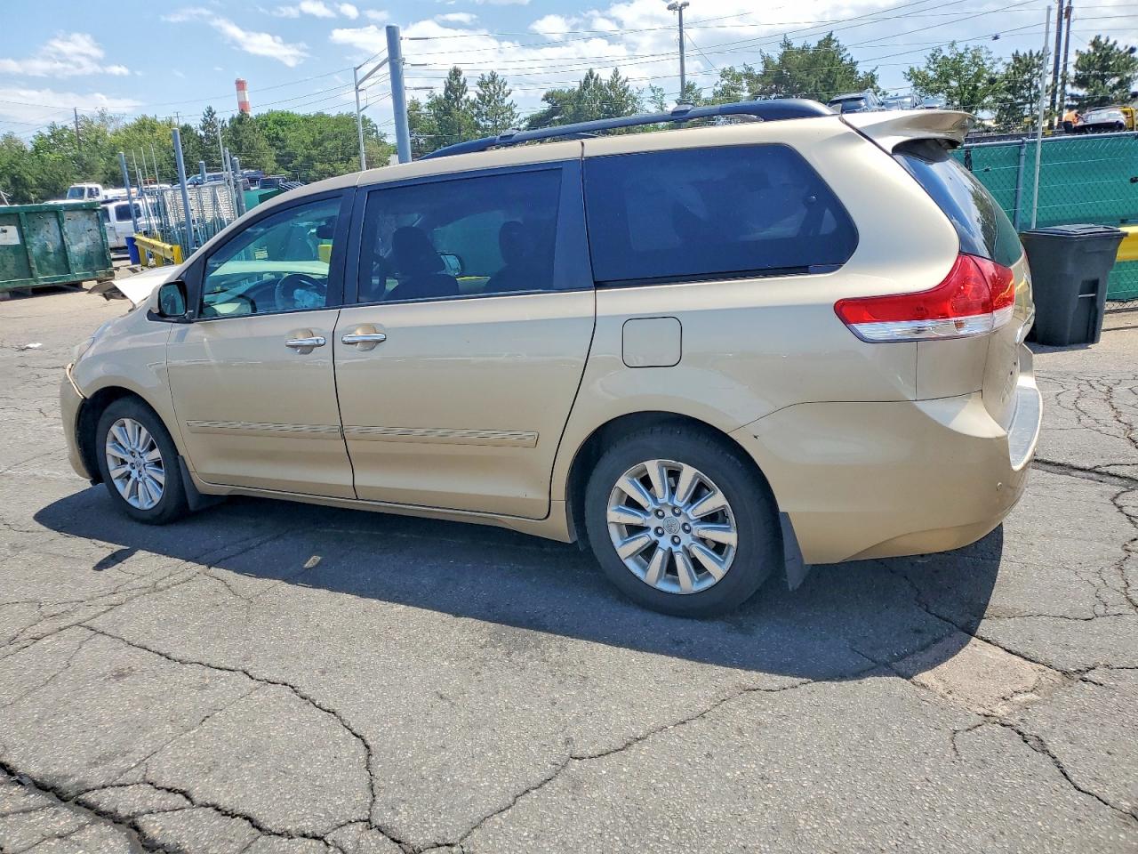 2011 TOYOTA SIENNA