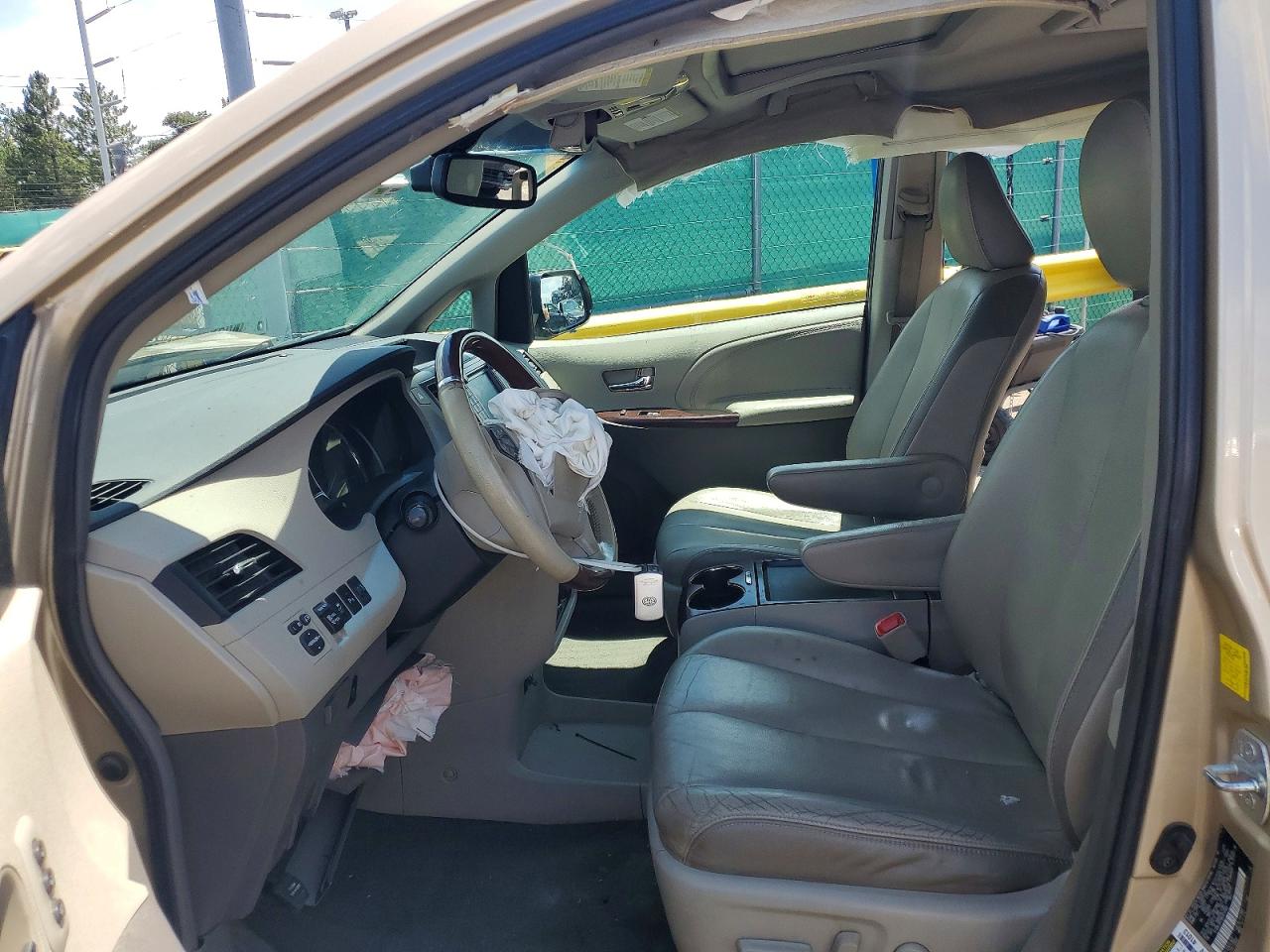 2011 TOYOTA SIENNA
