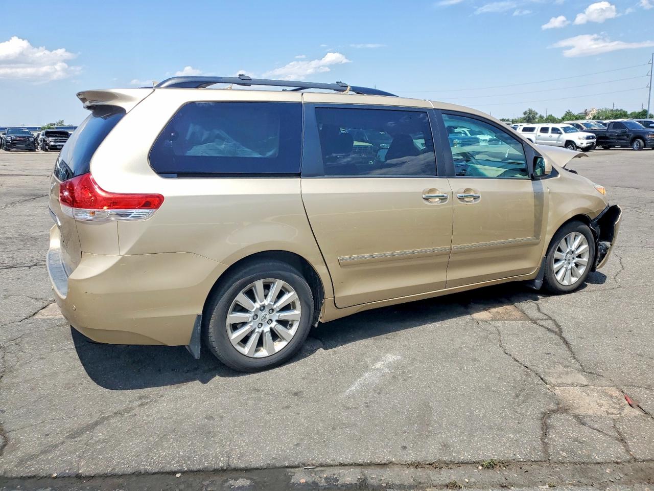 2011 TOYOTA SIENNA