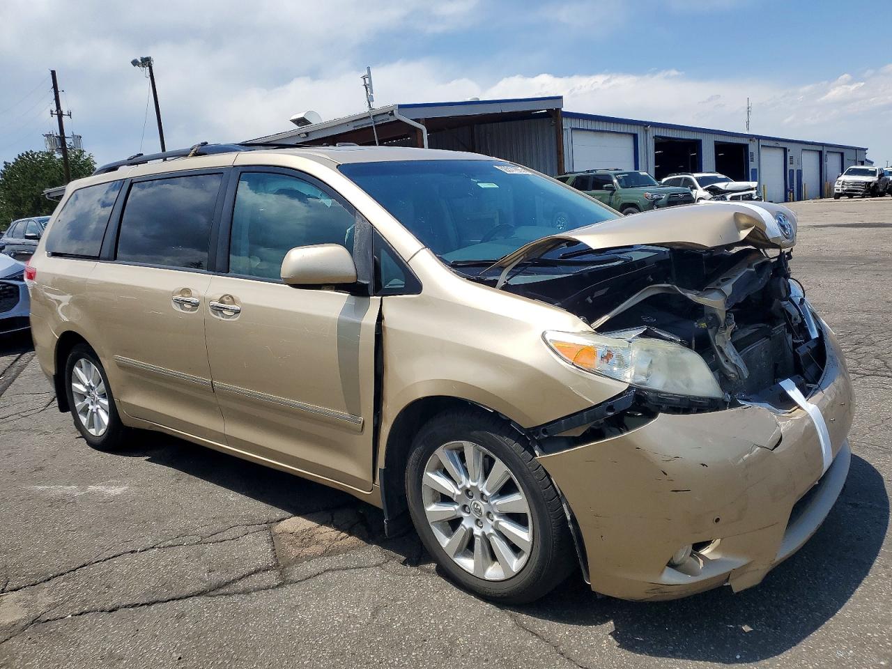 2011 TOYOTA SIENNA