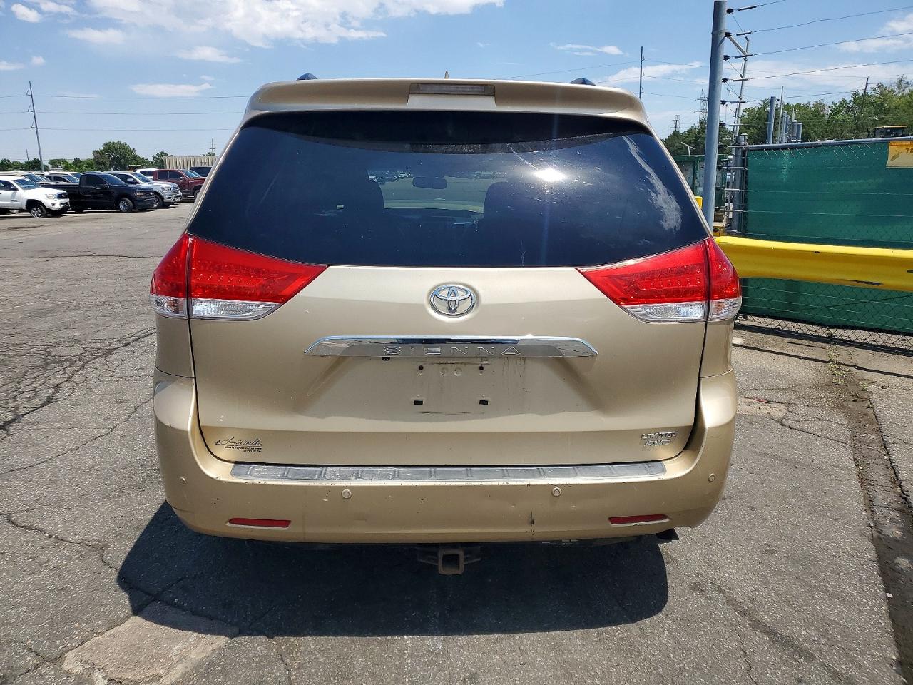 2011 TOYOTA SIENNA