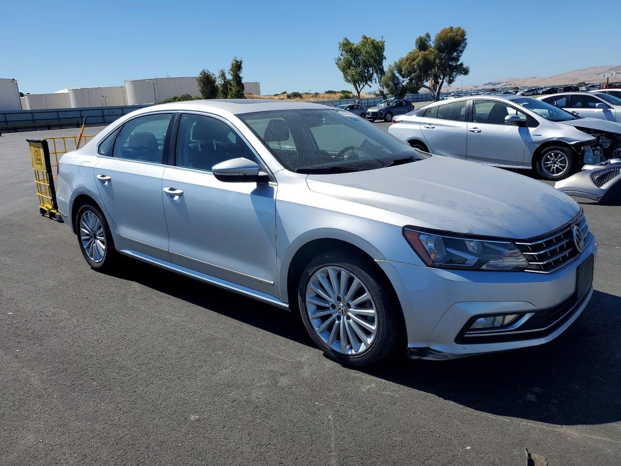 2016 VOLKSWAGEN PASSAT