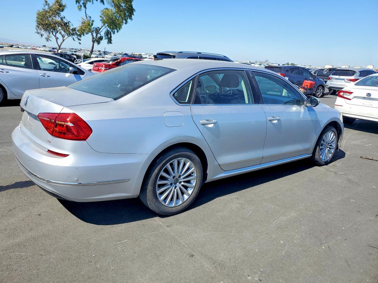 2016 VOLKSWAGEN PASSAT