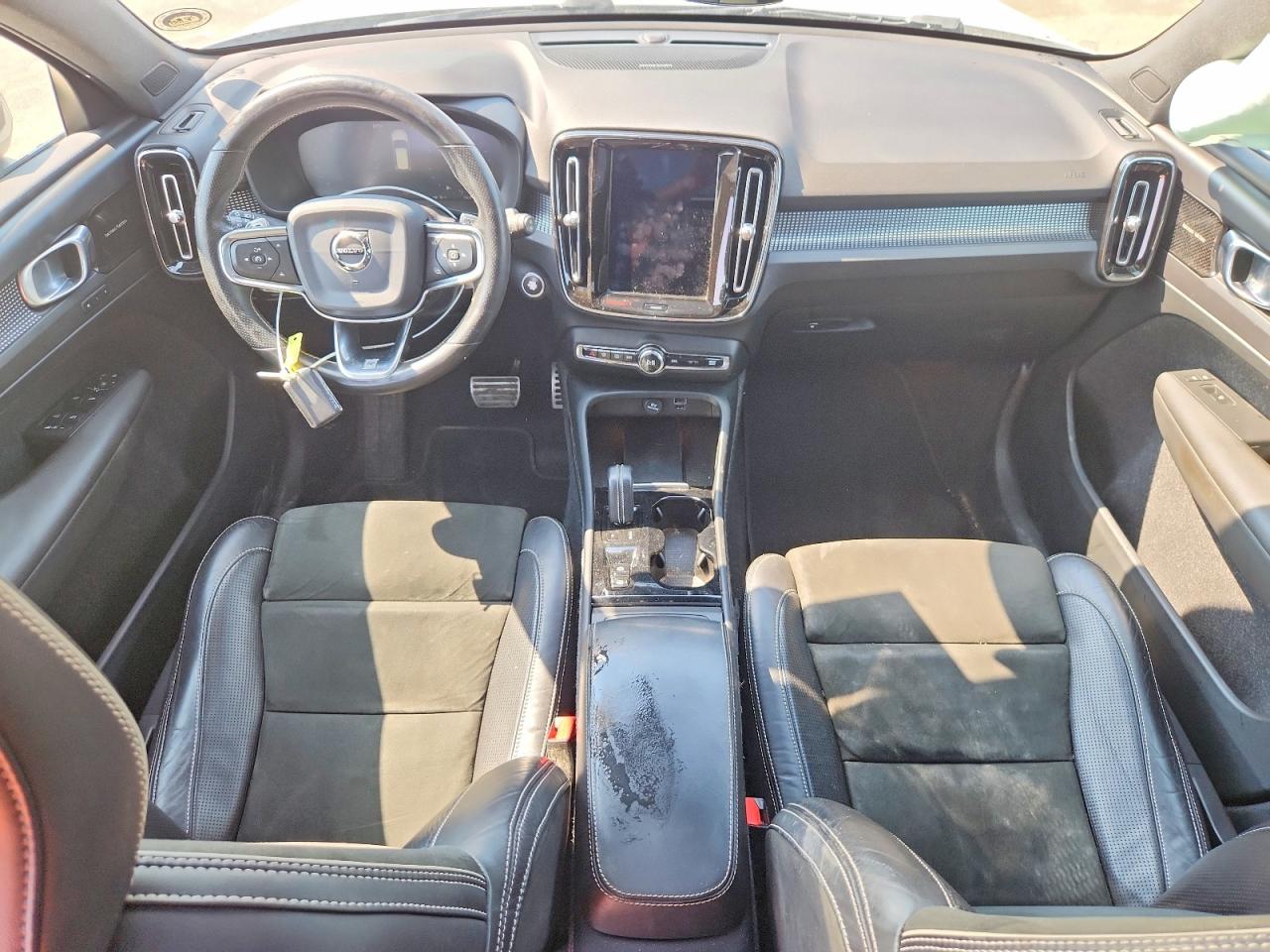 2020 VOLVO XC40